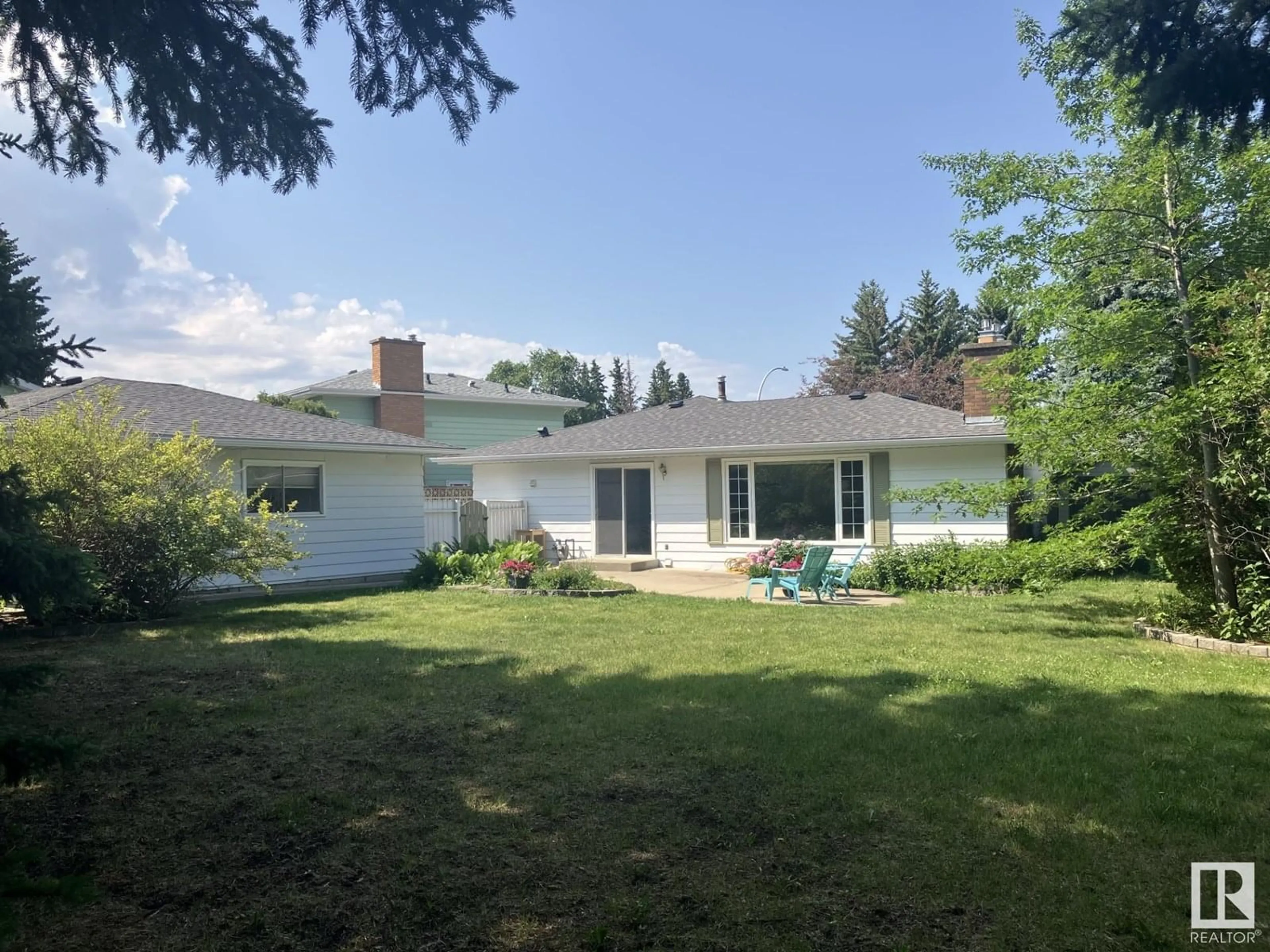 A pic from outside/outdoor area/front of a property/back of a property/a pic from drone, unknown for 5831 143 A ST NW, Edmonton Alberta T6H4G4