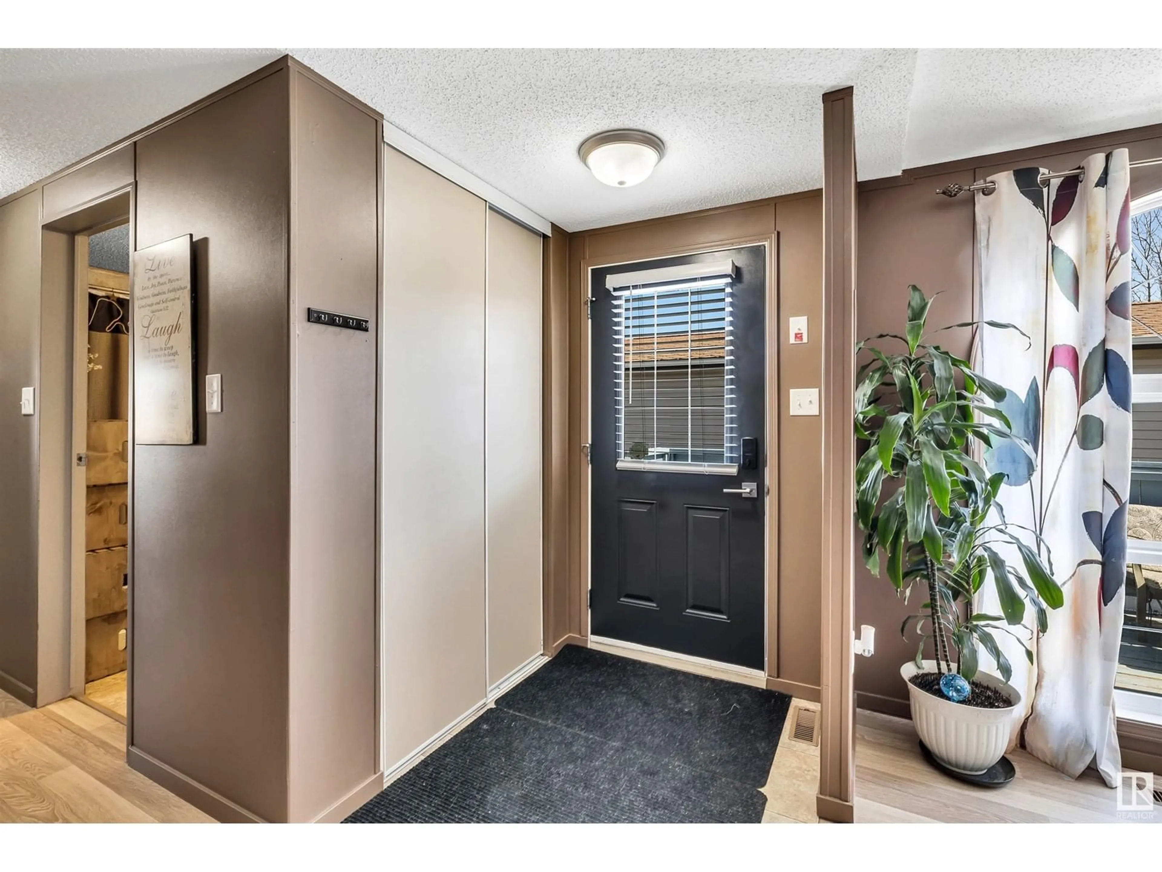 Indoor entryway for 315 MAPLEWOOD DR, Edmonton Alberta T6P0A7