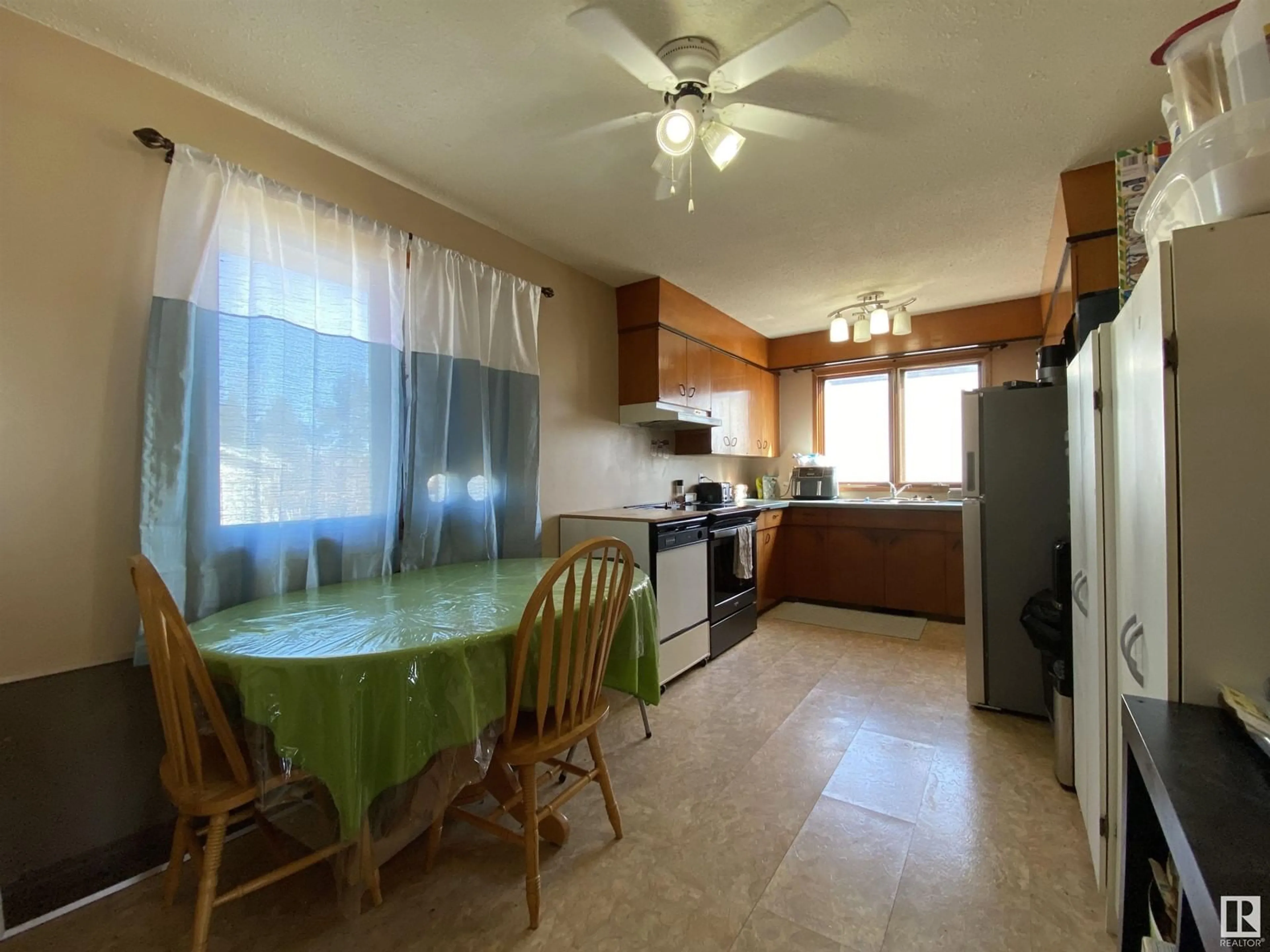 Standard kitchen, unknown for 5010 40 AV, Wetaskiwin Alberta T9A0A3