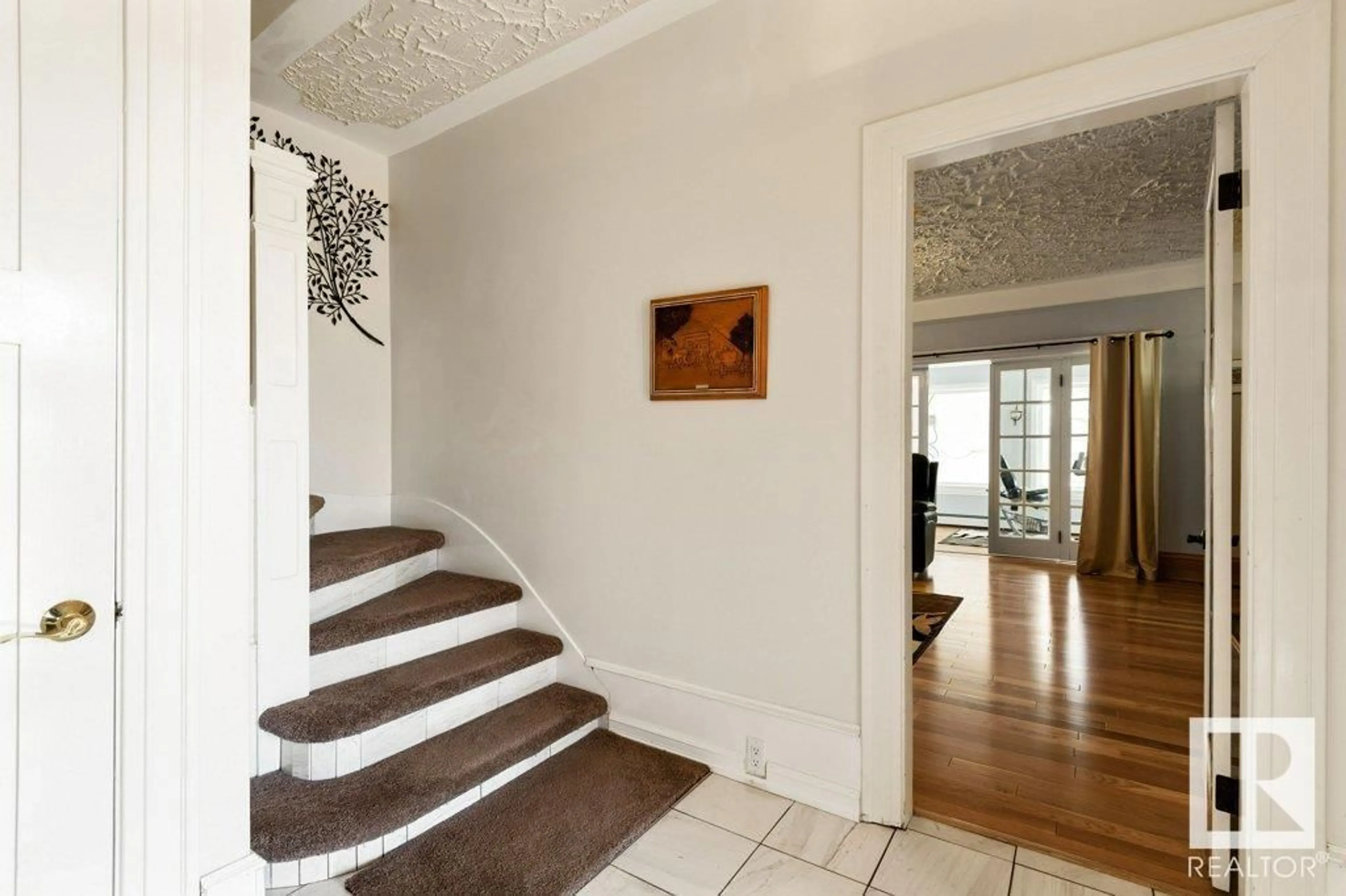 Indoor foyer for 6201 HWY 831, Rural Lamont County Alberta T0B2R0