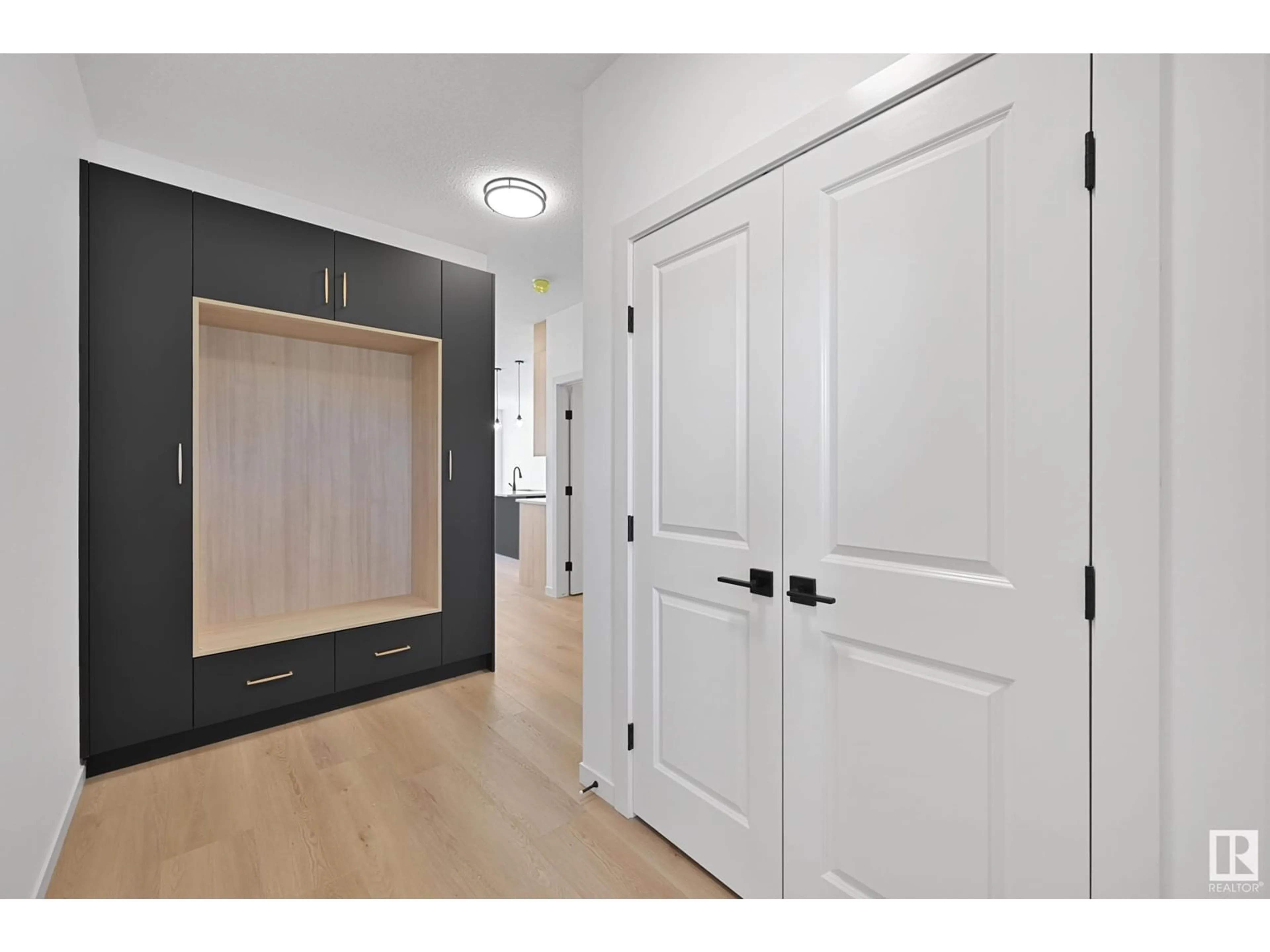 Indoor entryway for NW - 9249 223A ST, Edmonton Alberta T5T7L9