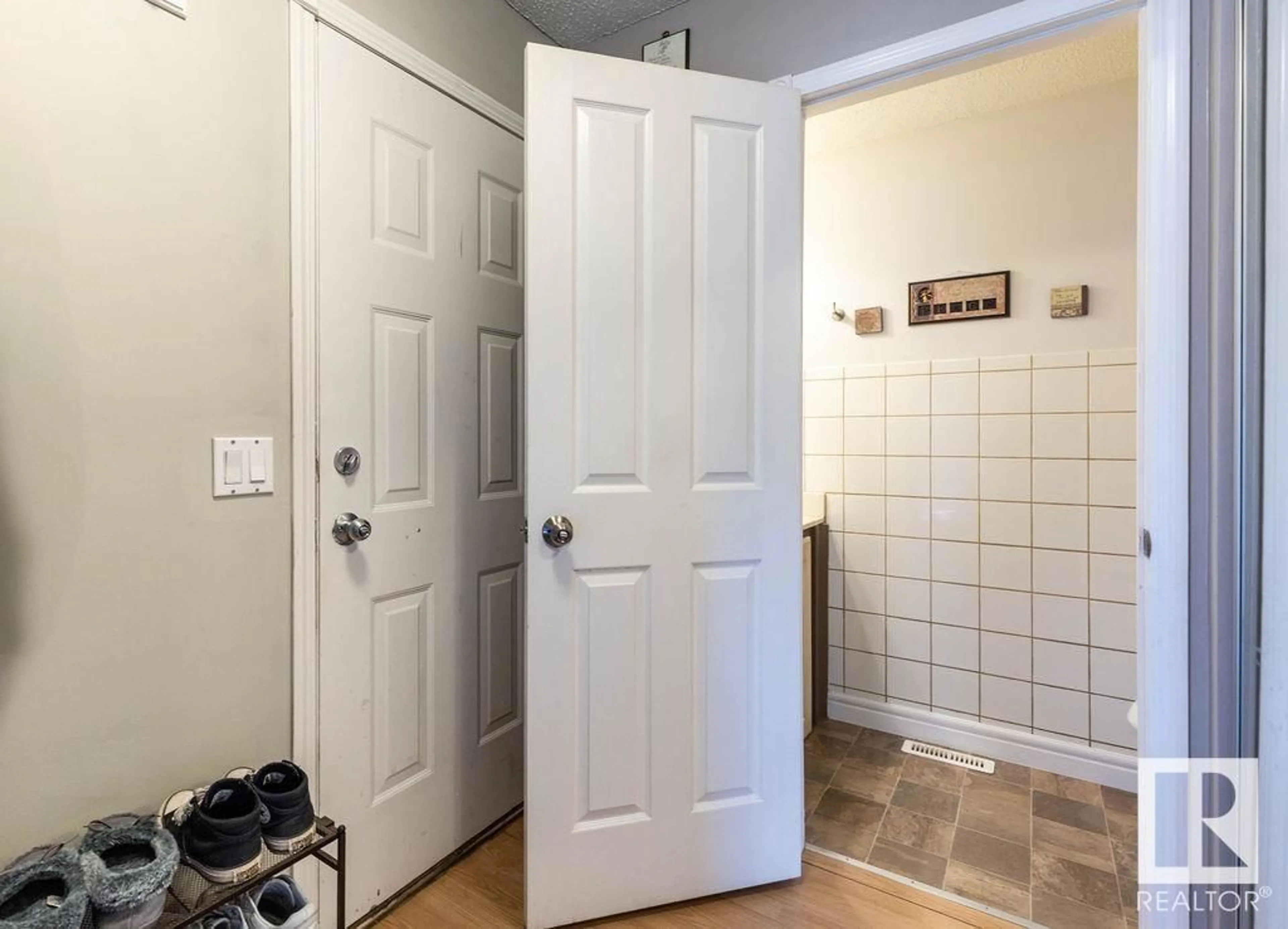 Indoor entryway for 102 FOREST GV, St. Albert Alberta T8N3K6