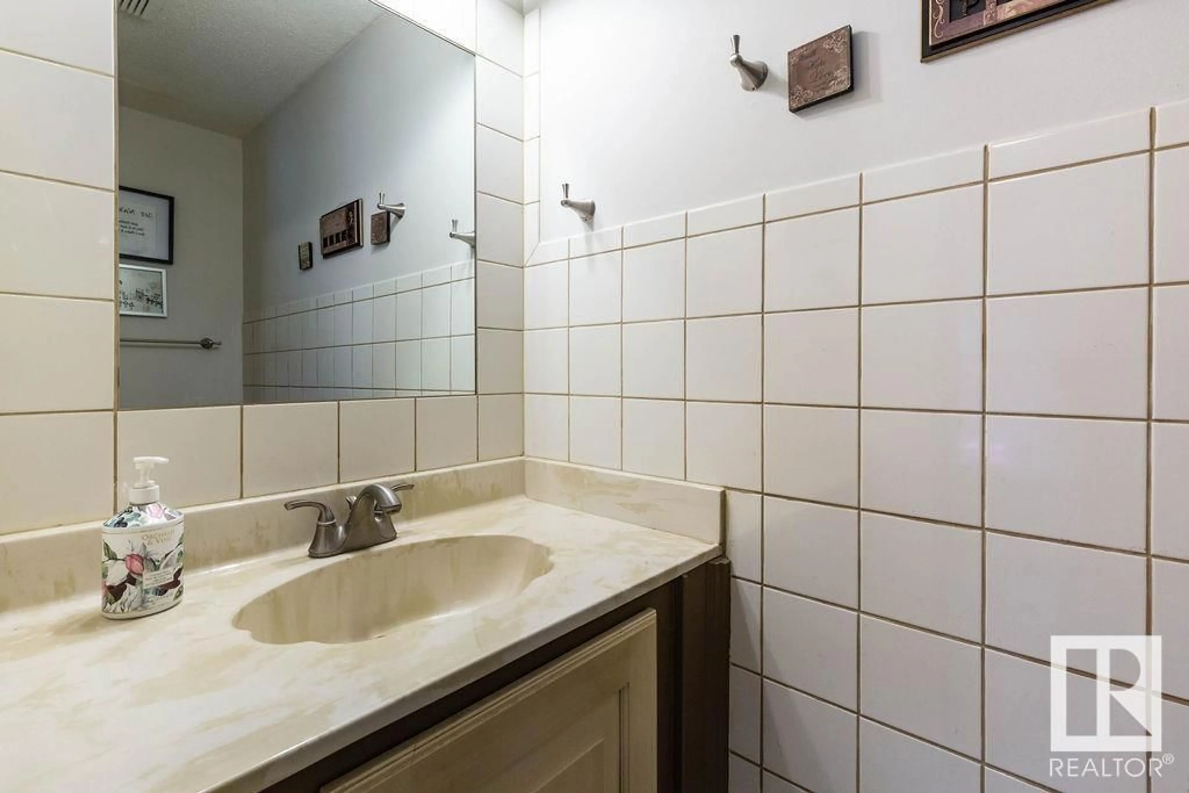 Standard bathroom, ceramic/tile floor for 102 FOREST GV, St. Albert Alberta T8N3K6