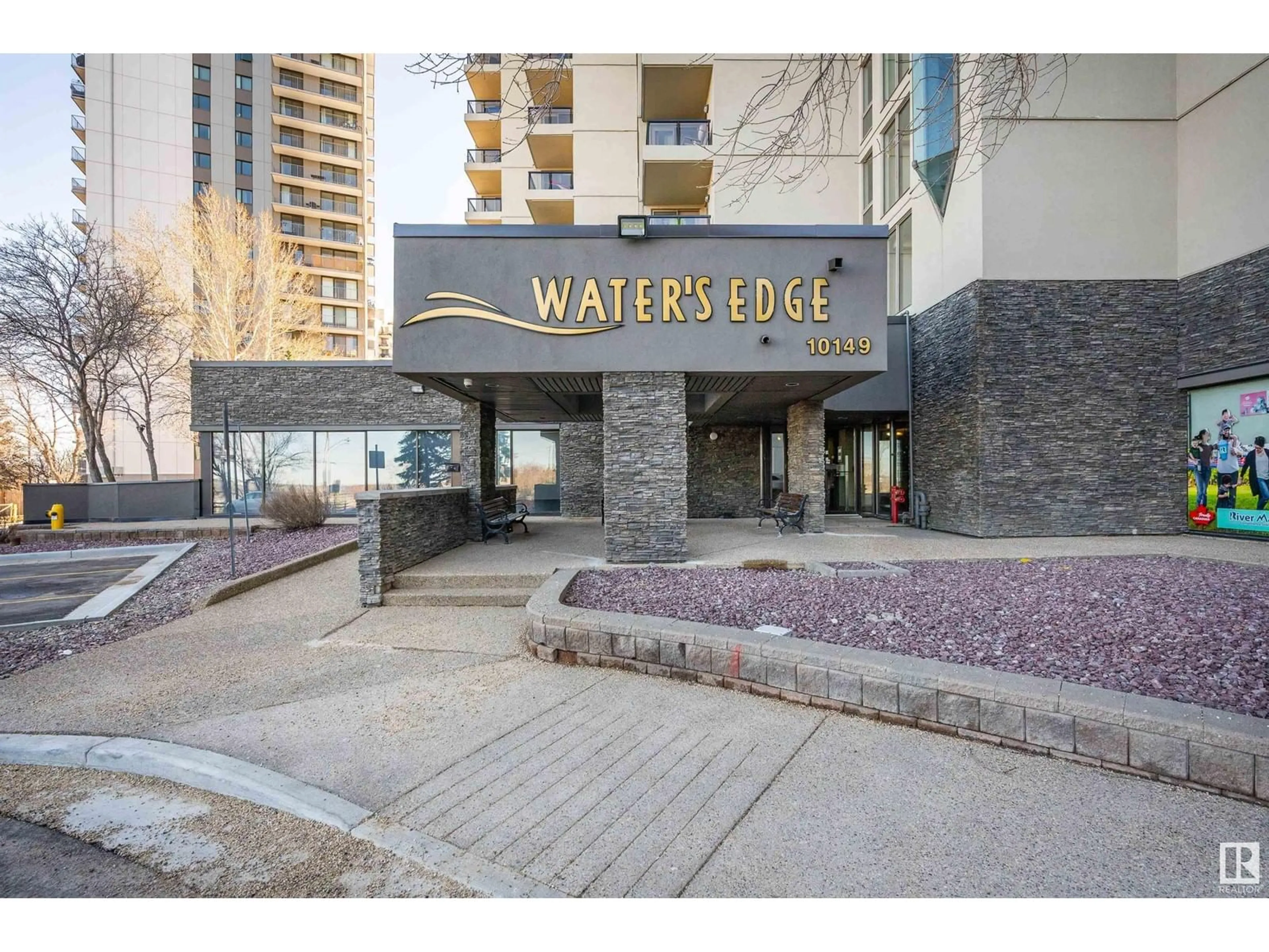 Indoor foyer for #10149 - 1010 SASKATCHEWAN DR, Edmonton Alberta T6E6B6