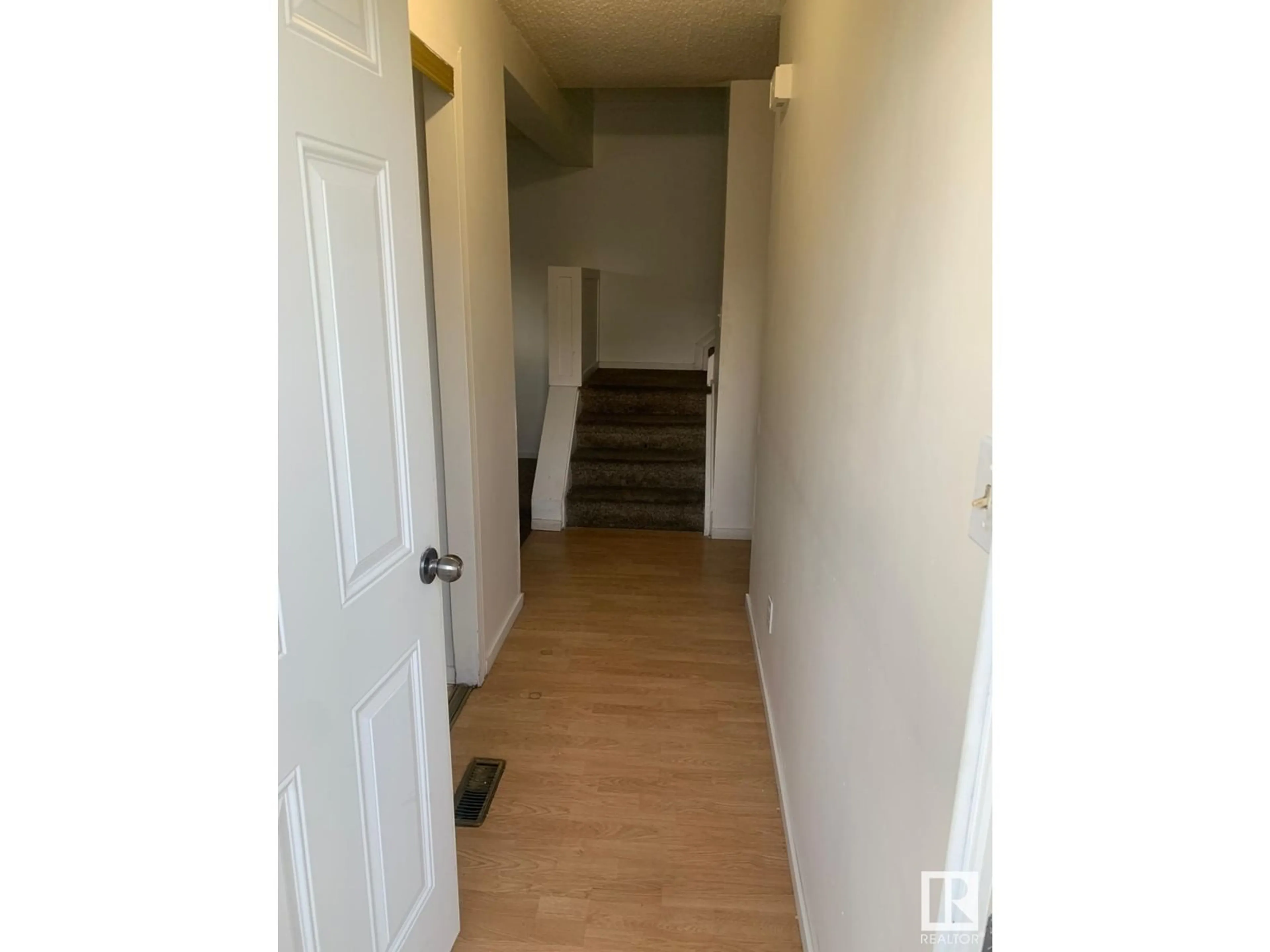 Indoor entryway for NW - 1750 LAKEWOOD S, Edmonton Alberta T6K2V9
