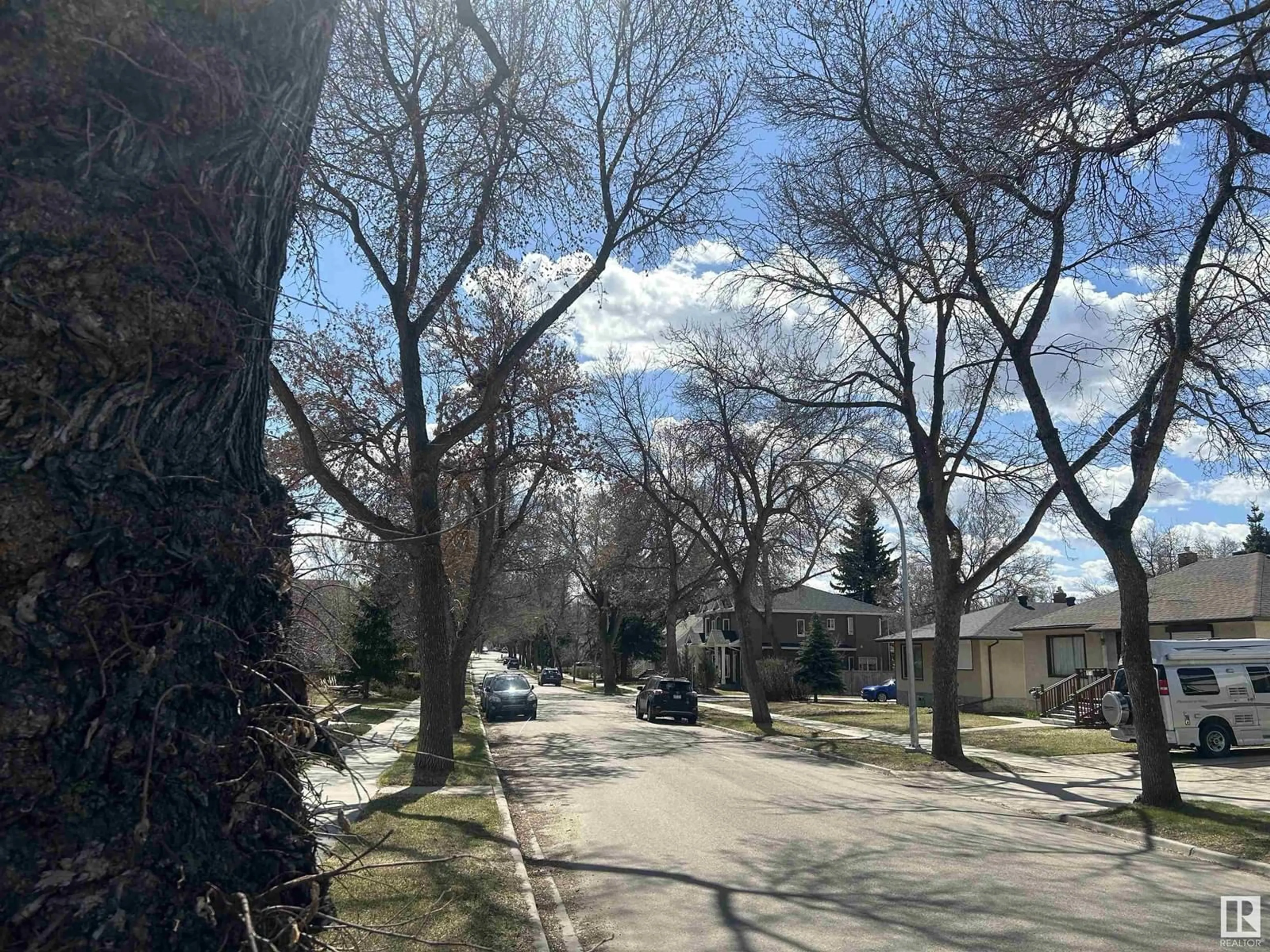 A pic from outside/outdoor area/front of a property/back of a property/a pic from drone, street for NW - 9019 89 ST, Edmonton Alberta T6C3K7