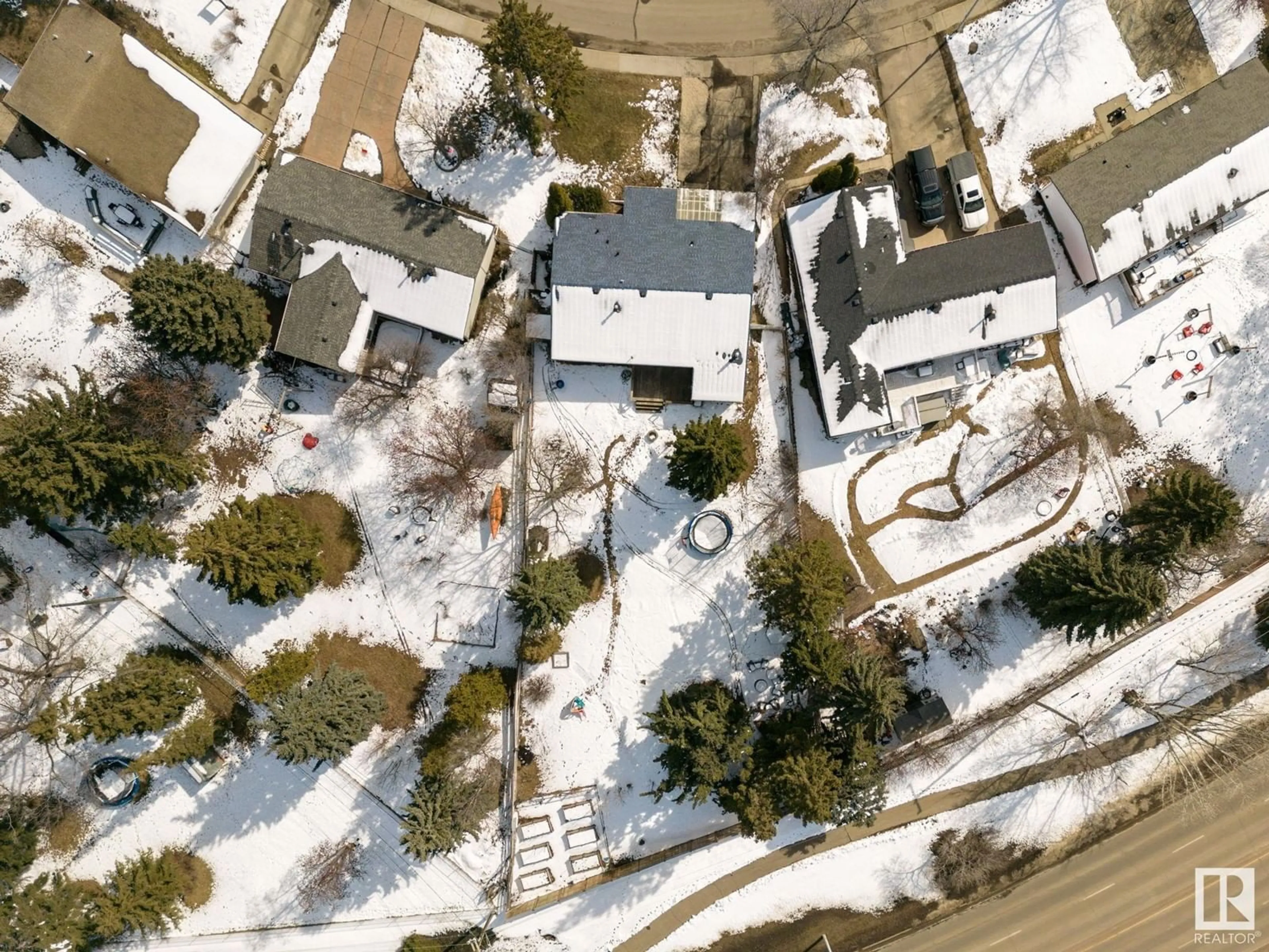 A pic from outside/outdoor area/front of a property/back of a property/a pic from drone, street for 184 WILLOW ST, Sherwood Park Alberta T8A1P6