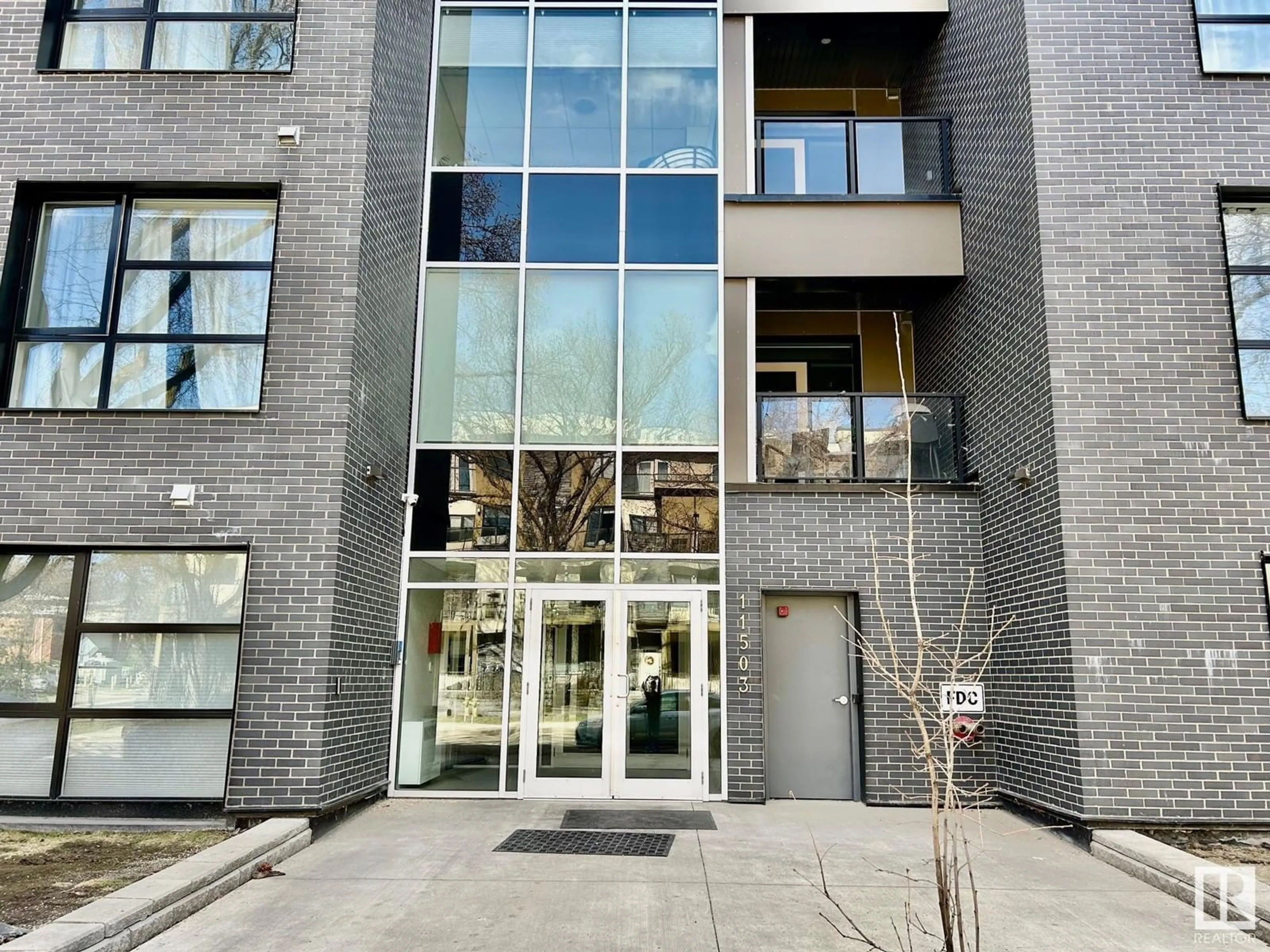 Indoor foyer for 401 - 11503 76 AV, Edmonton Alberta T6G0K6