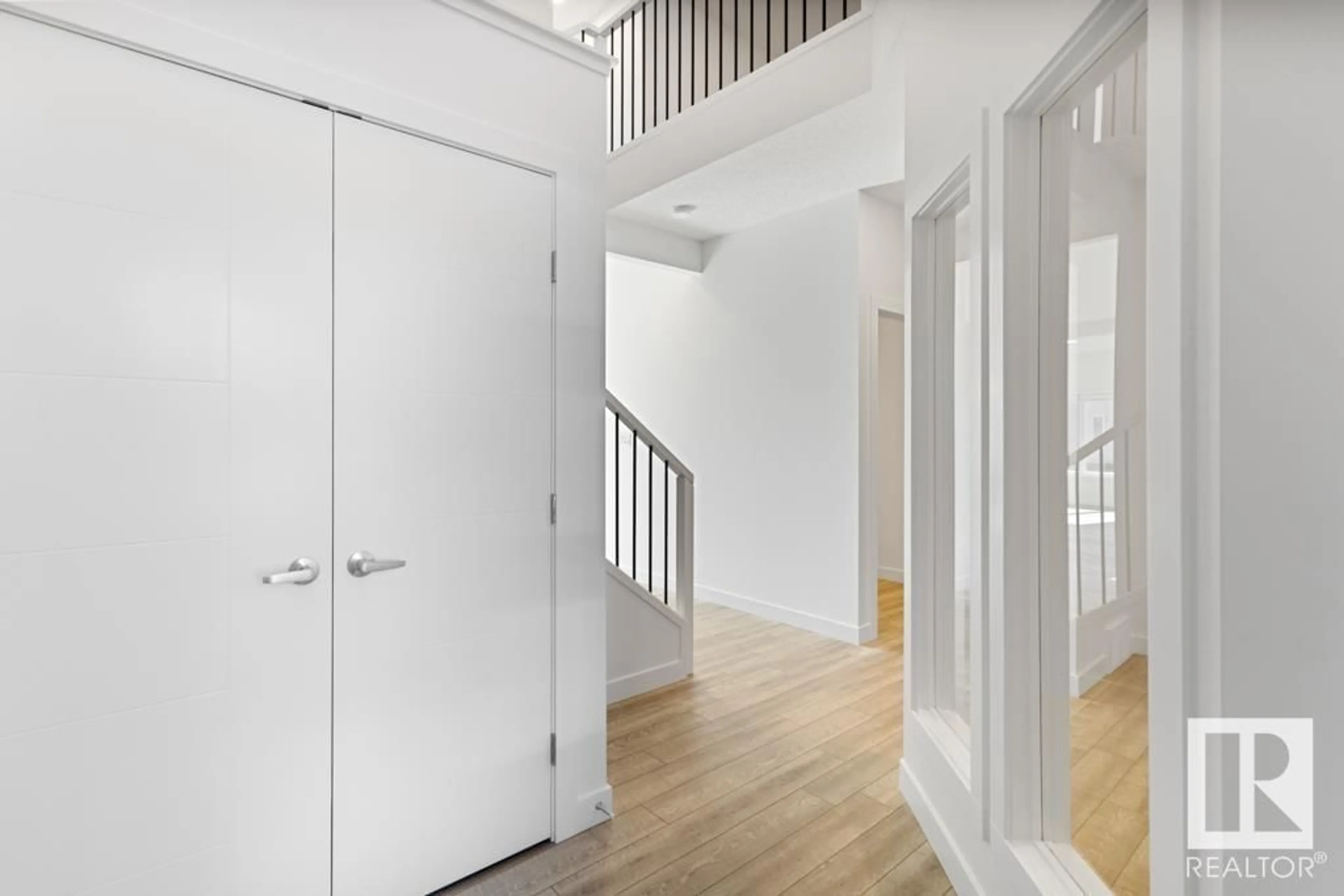 Indoor foyer for NW - 19007 20 AV, Edmonton Alberta T6M2N6