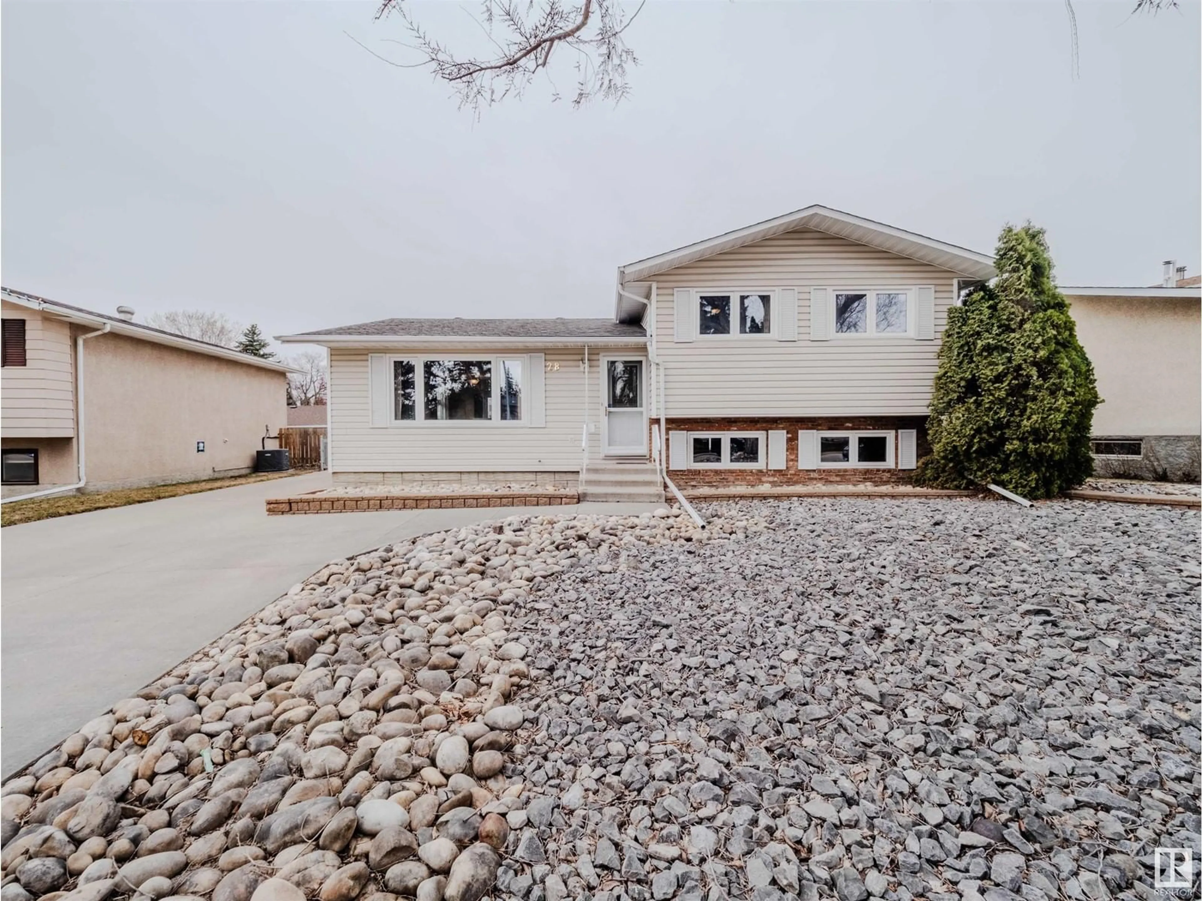Home with vinyl exterior material, street for 28 MEREDIAN RD, Sherwood Park Alberta T8A0N7