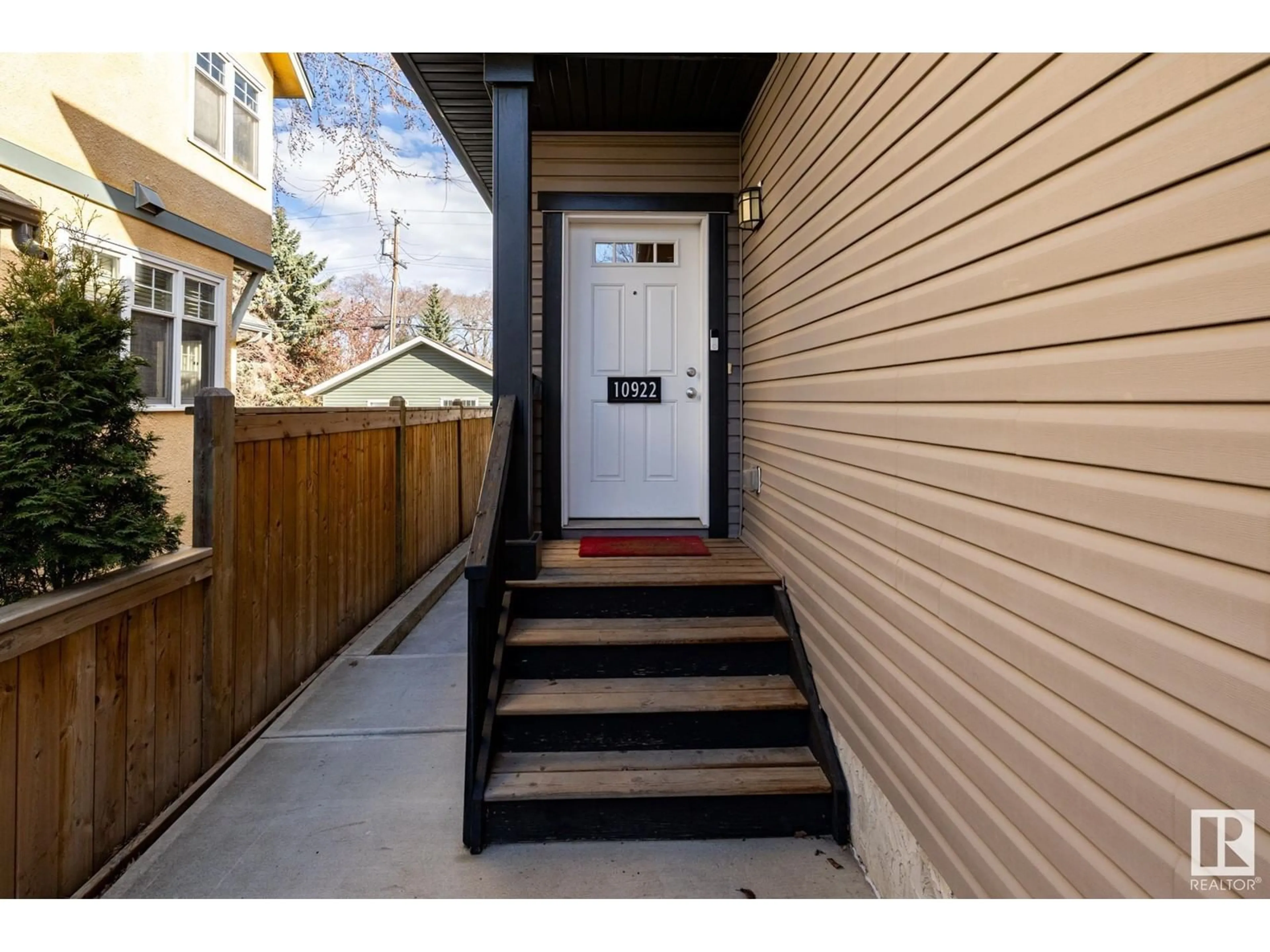Indoor entryway for 10922 UNIVERSITY AV, Edmonton Alberta T6G1Y2
