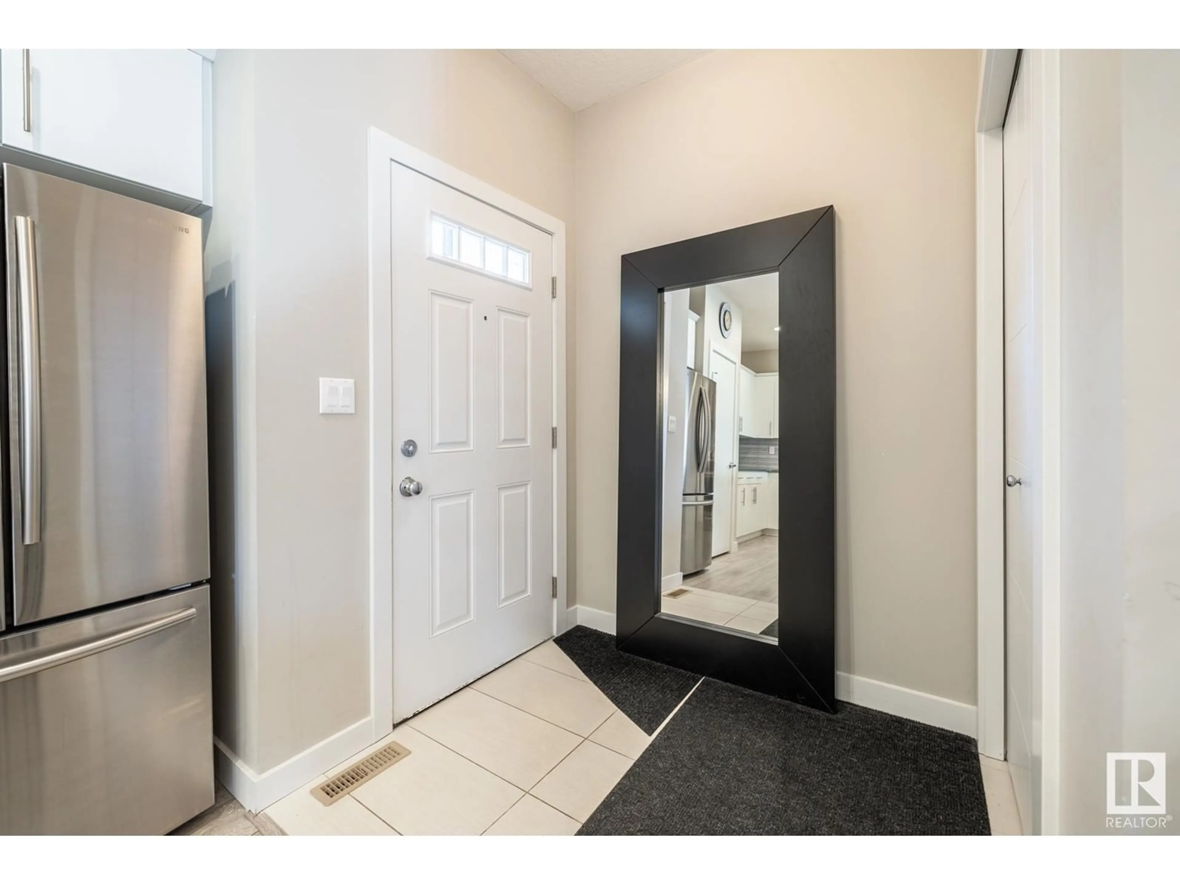 Indoor entryway for 10922 UNIVERSITY AV, Edmonton Alberta T6G1Y2