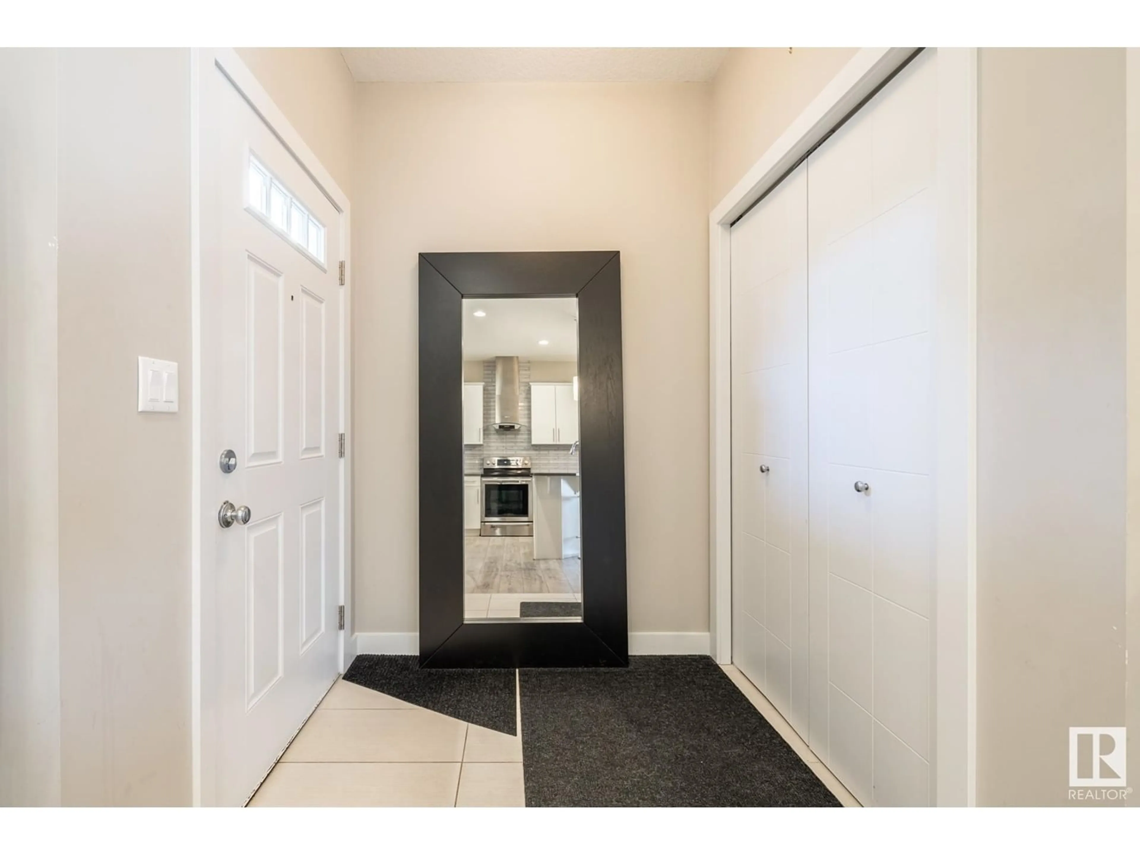 Indoor entryway for 10922 UNIVERSITY AV, Edmonton Alberta T6G1Y2