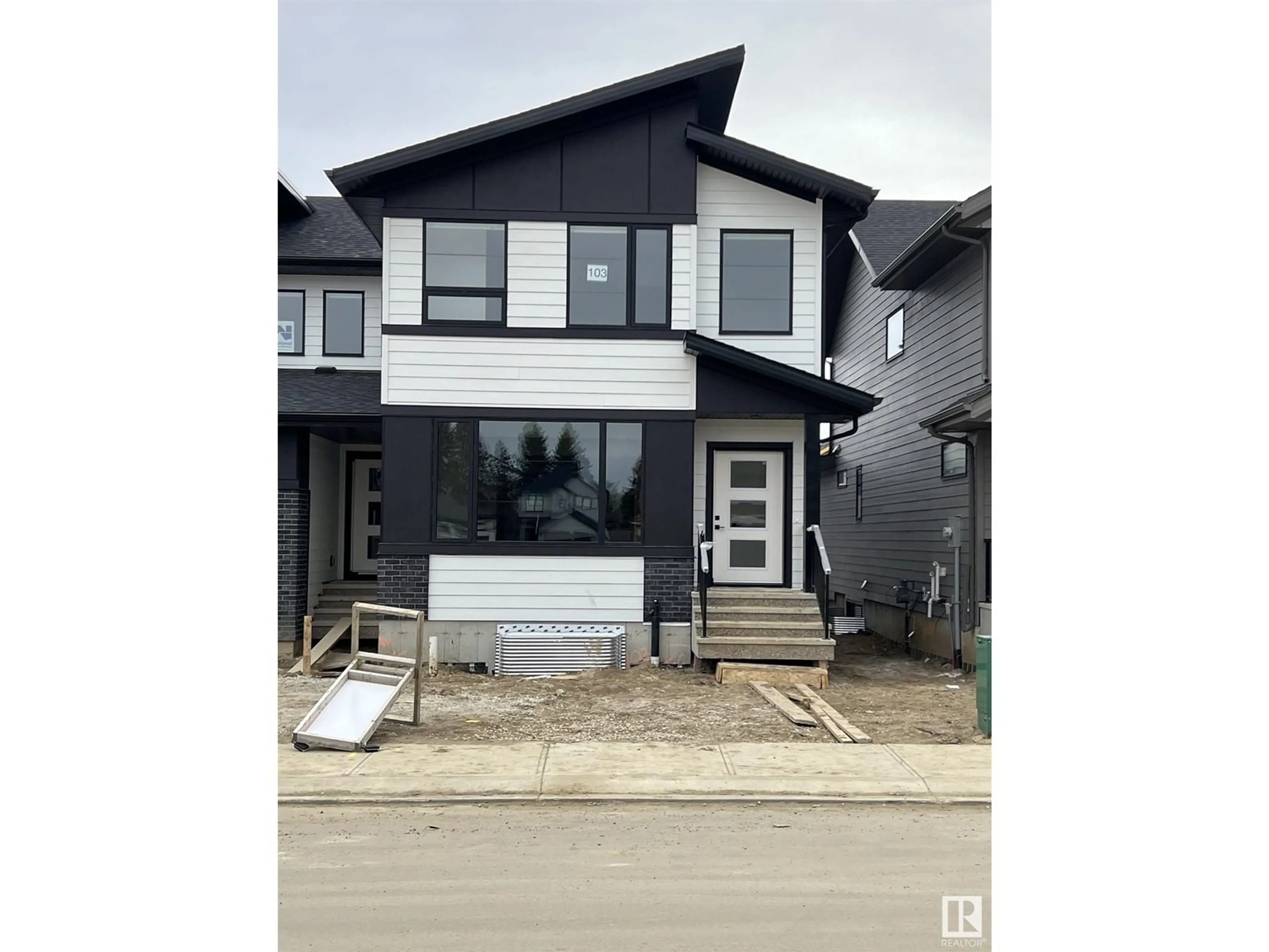 Home with vinyl exterior material, street for 103 NEWBURY CI, Sherwood Park Alberta T8B0E8