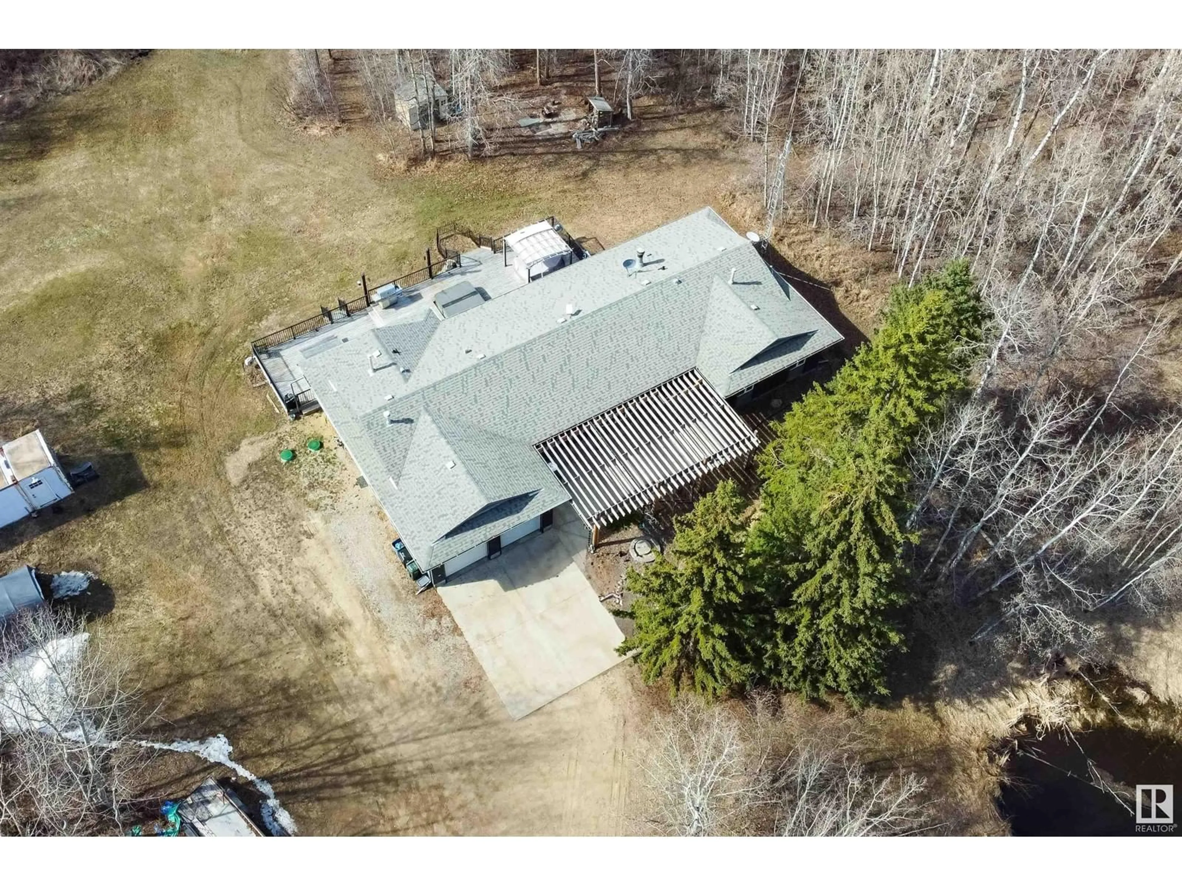A pic from outside/outdoor area/front of a property/back of a property/a pic from drone, unknown for 21357 - 26 WYE RD, Rural Strathcona County Alberta T8G1E2