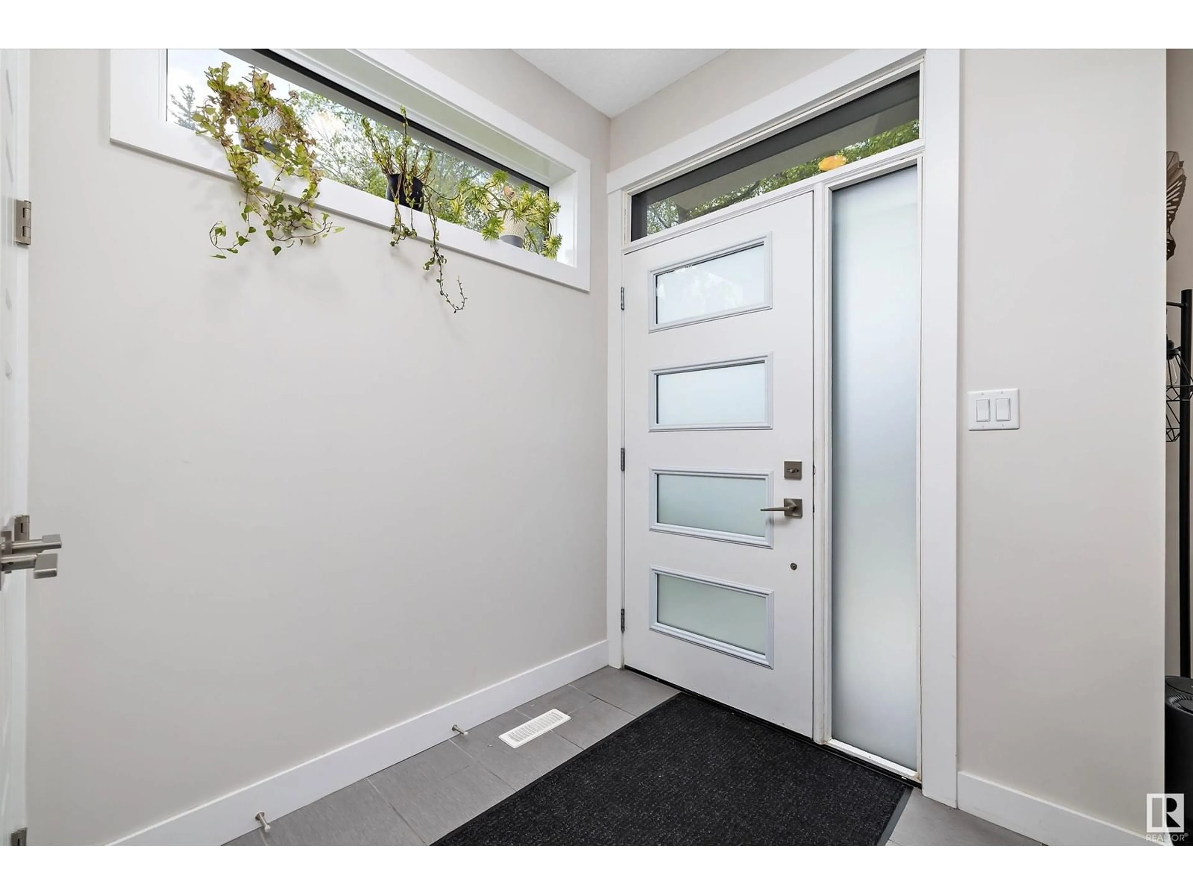 Indoor entryway for 10917 79 AV, Edmonton Alberta T6G0P1