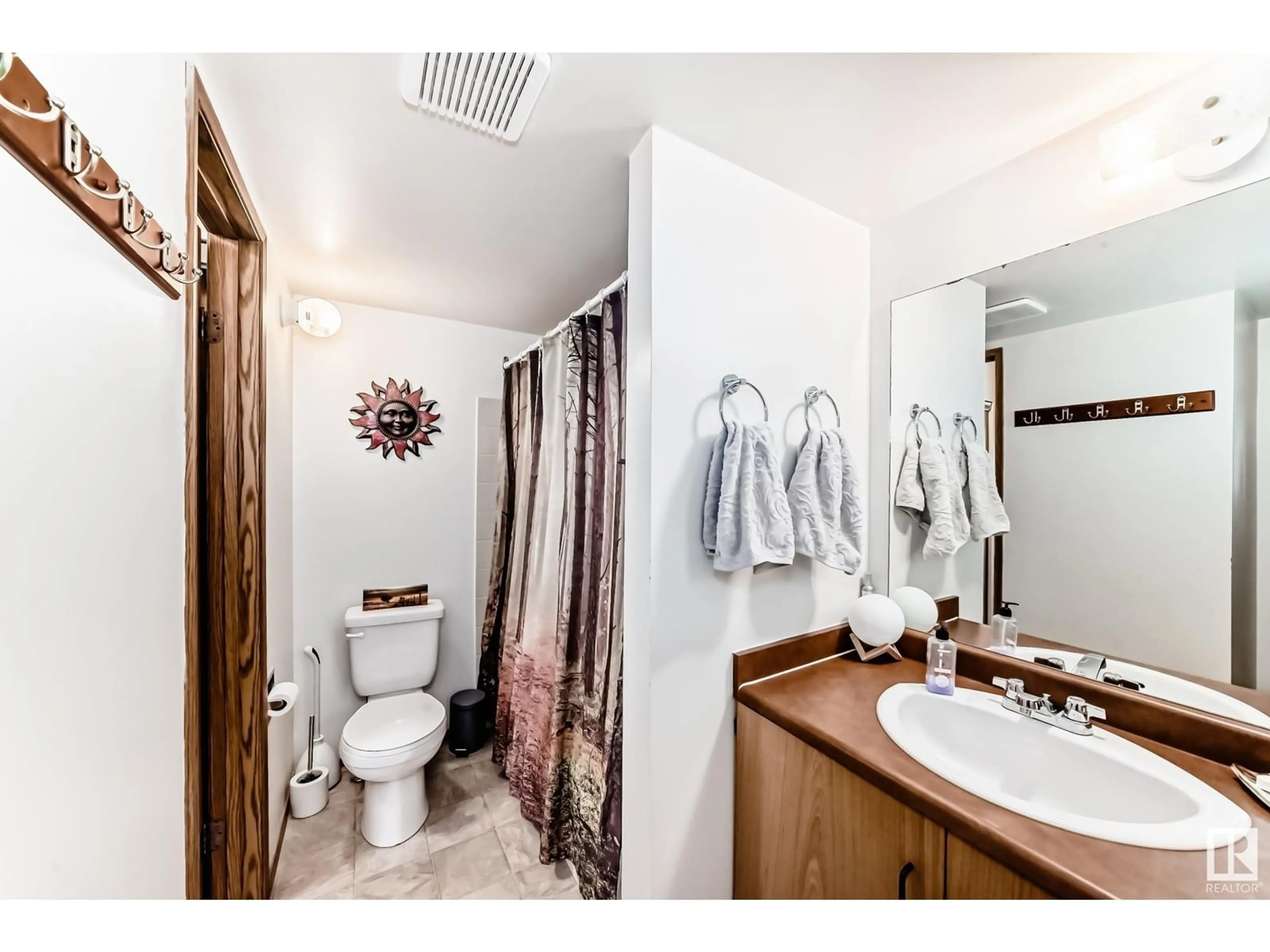 Standard bathroom, ceramic/tile floor for 206 ALPINE PL, St. Albert Alberta T8N3Y2