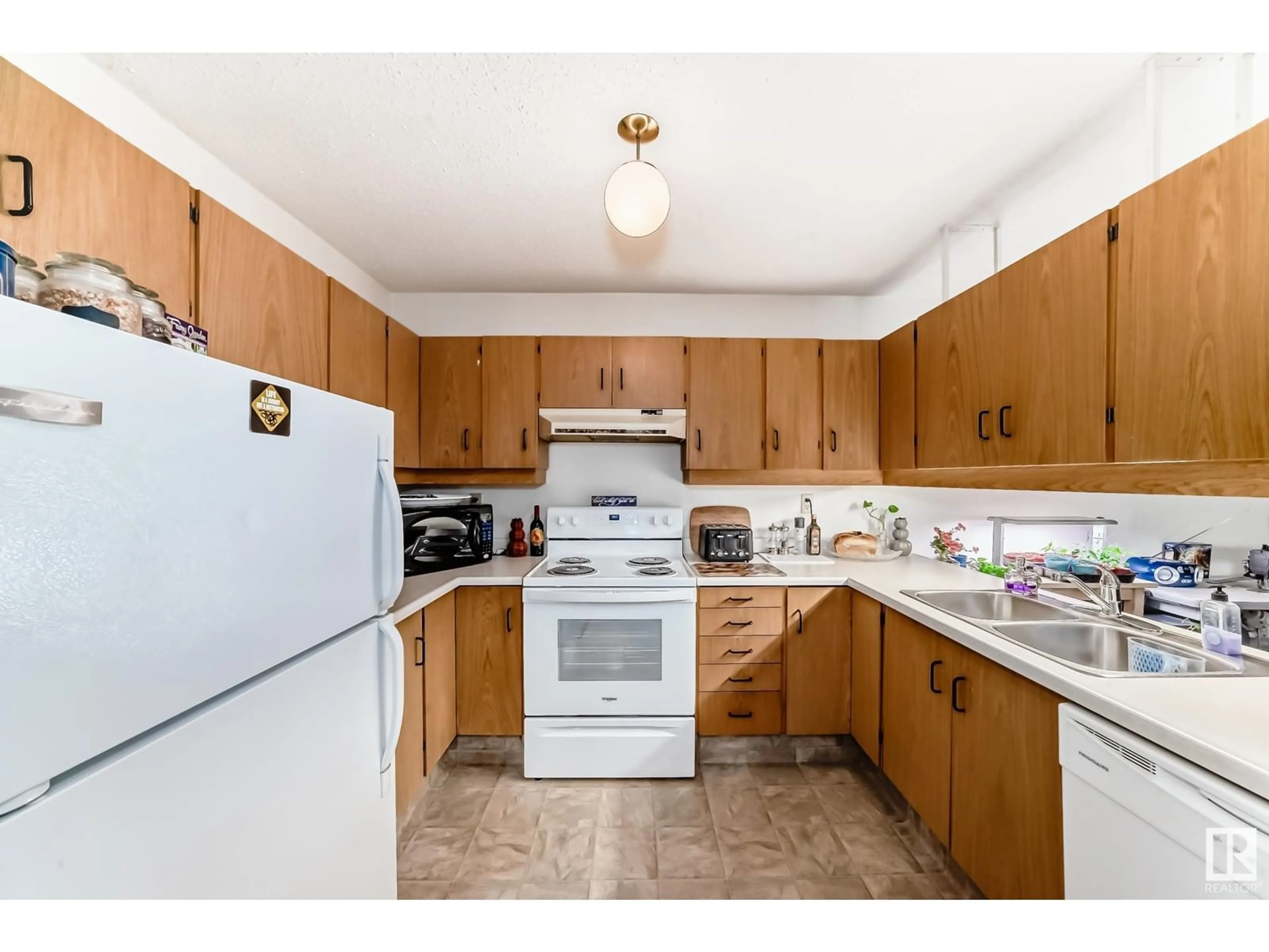 Standard kitchen, unknown for 206 ALPINE PL, St. Albert Alberta T8N3Y2