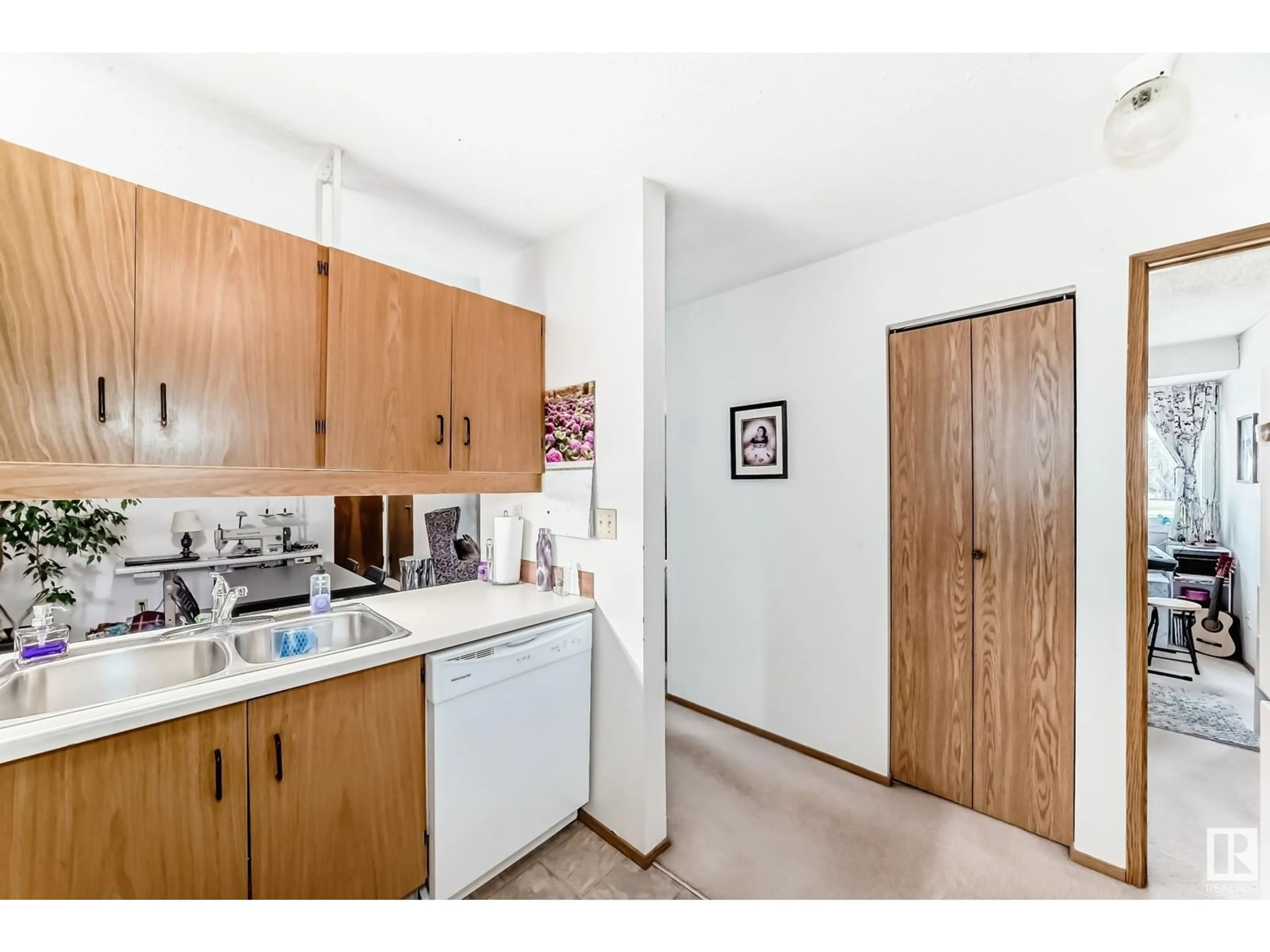 Standard kitchen, unknown for 206 ALPINE PL, St. Albert Alberta T8N3Y2