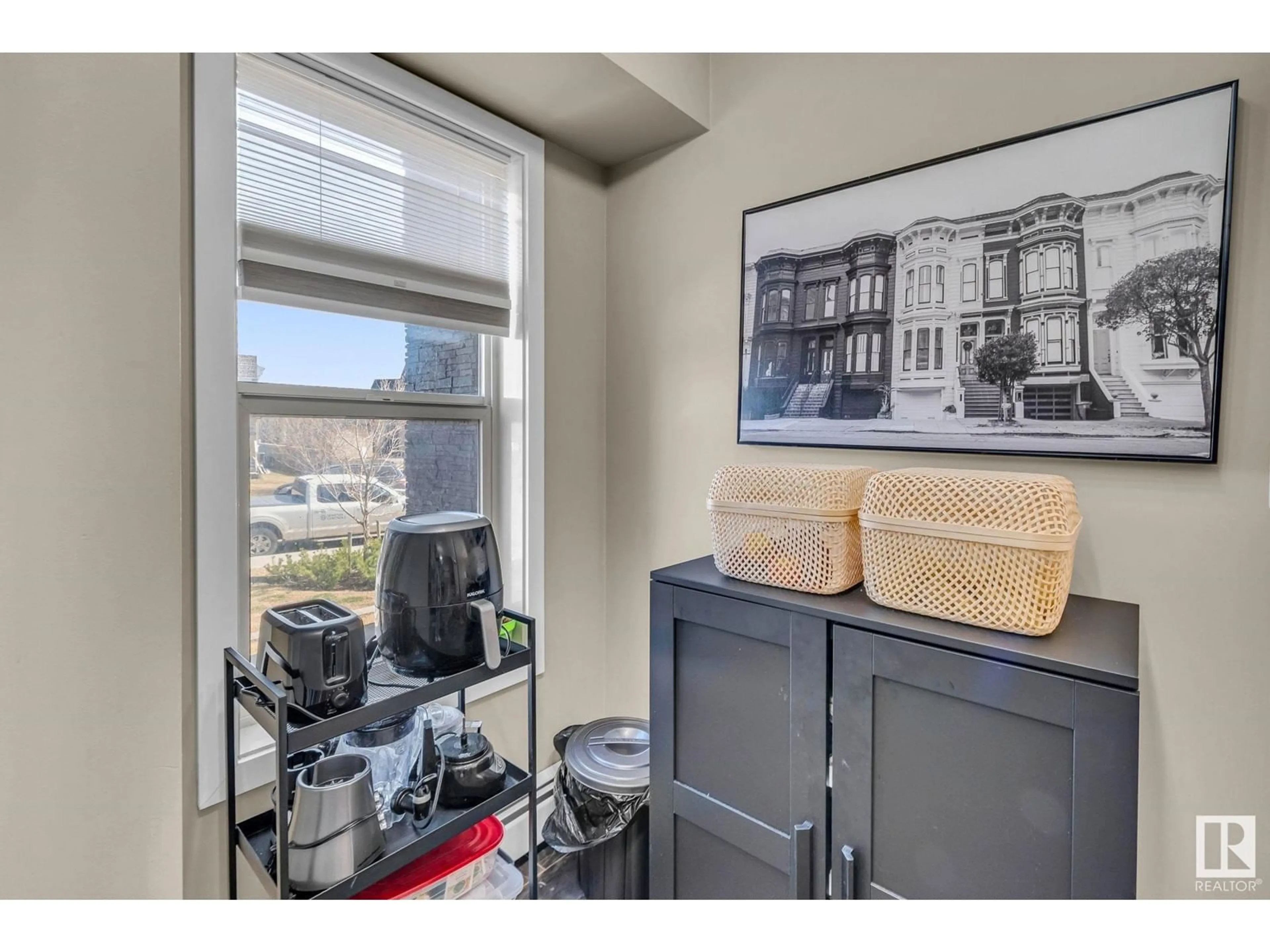 A pic of a room for 5816 - 125 MULLEN PL, Edmonton Alberta T6R0W3