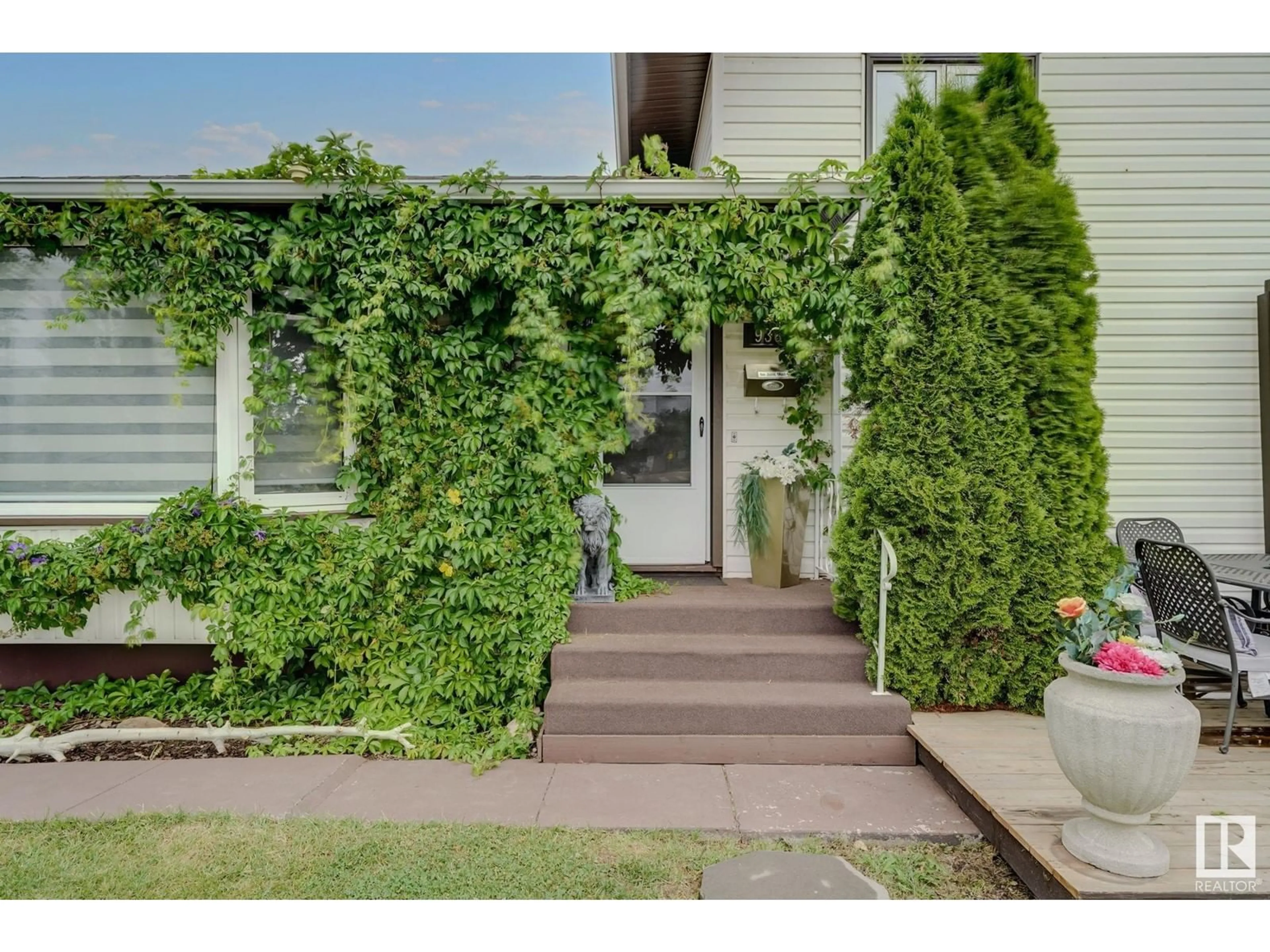 Unknown for NW - 9305 163 ST, Edmonton Alberta T5R2P4