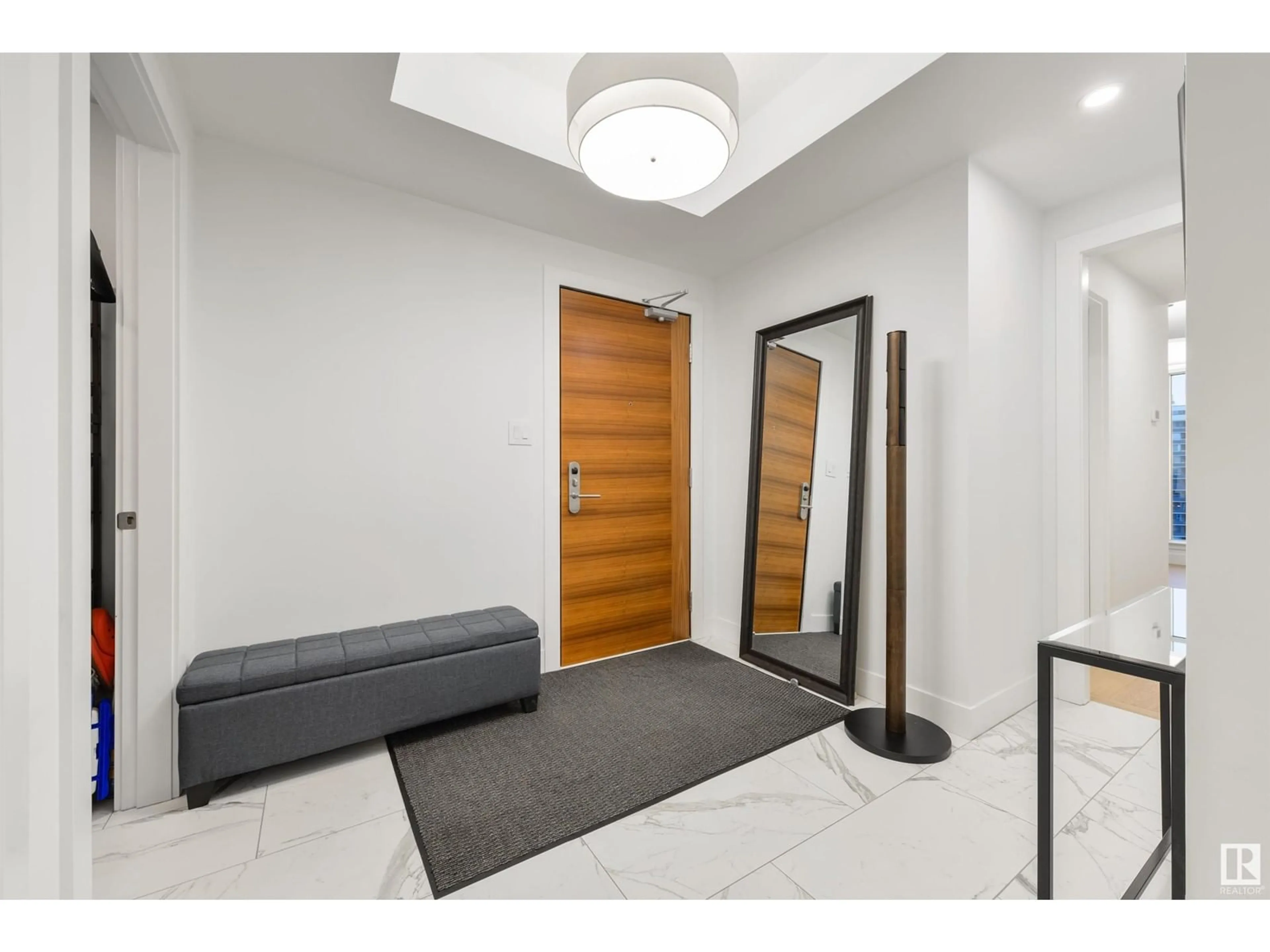 Indoor foyer for 1005 14105 WEST BLOCK DR, Edmonton Alberta T5N1L5