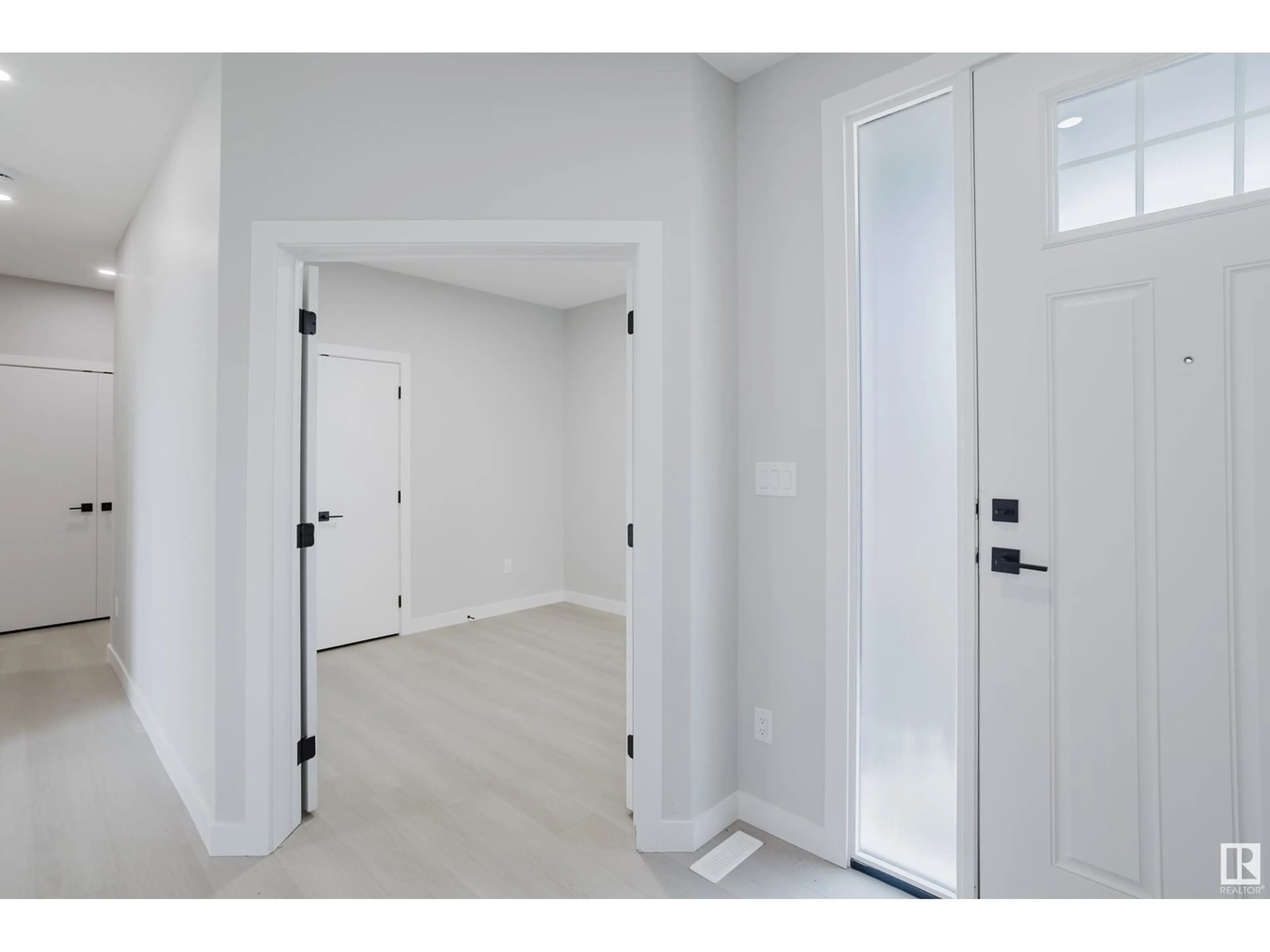 Indoor entryway for 147 CALEDONIA DR, Leduc Alberta T9E0N2
