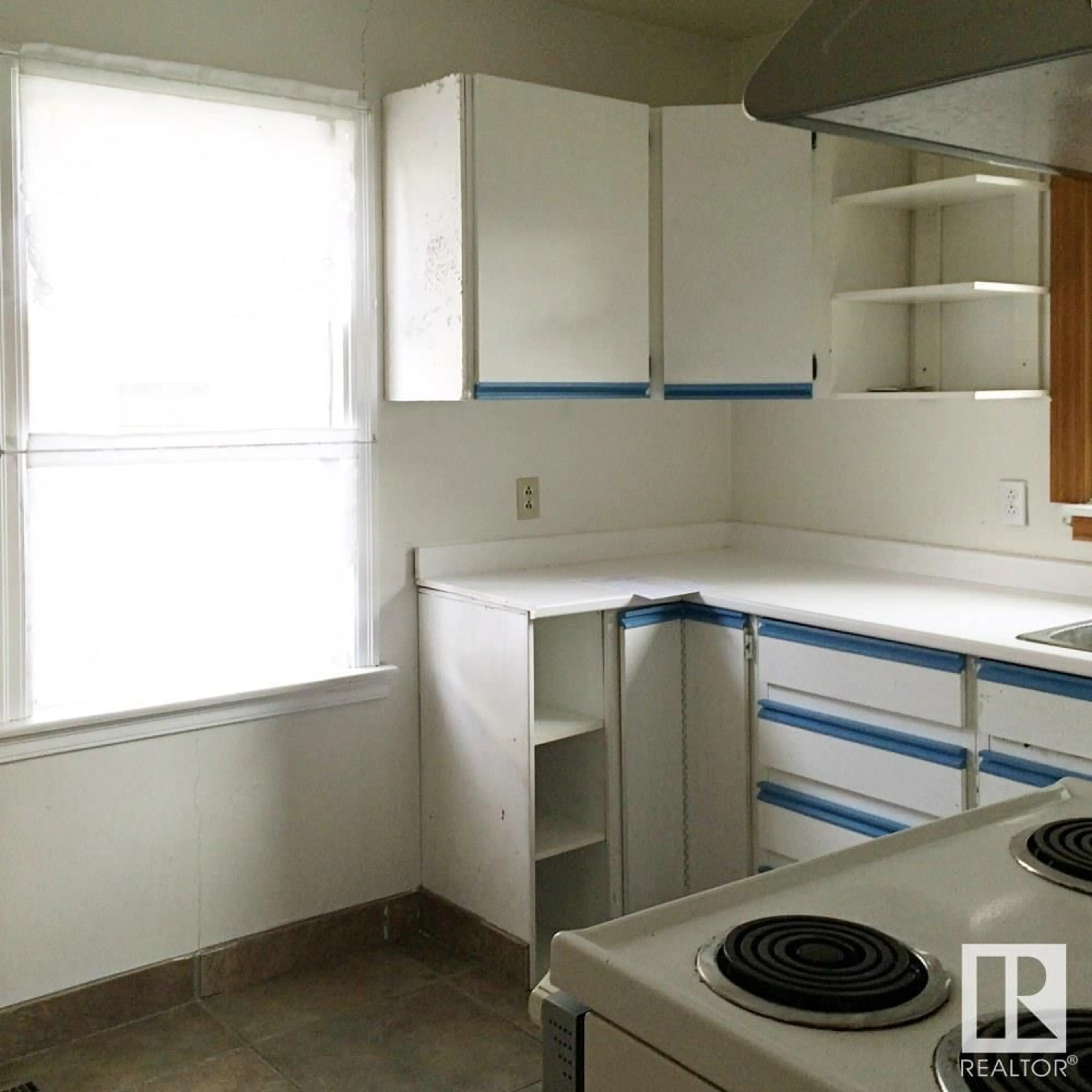 Standard kitchen, unknown for 10204 123 AV, Edmonton Alberta T5G0V6