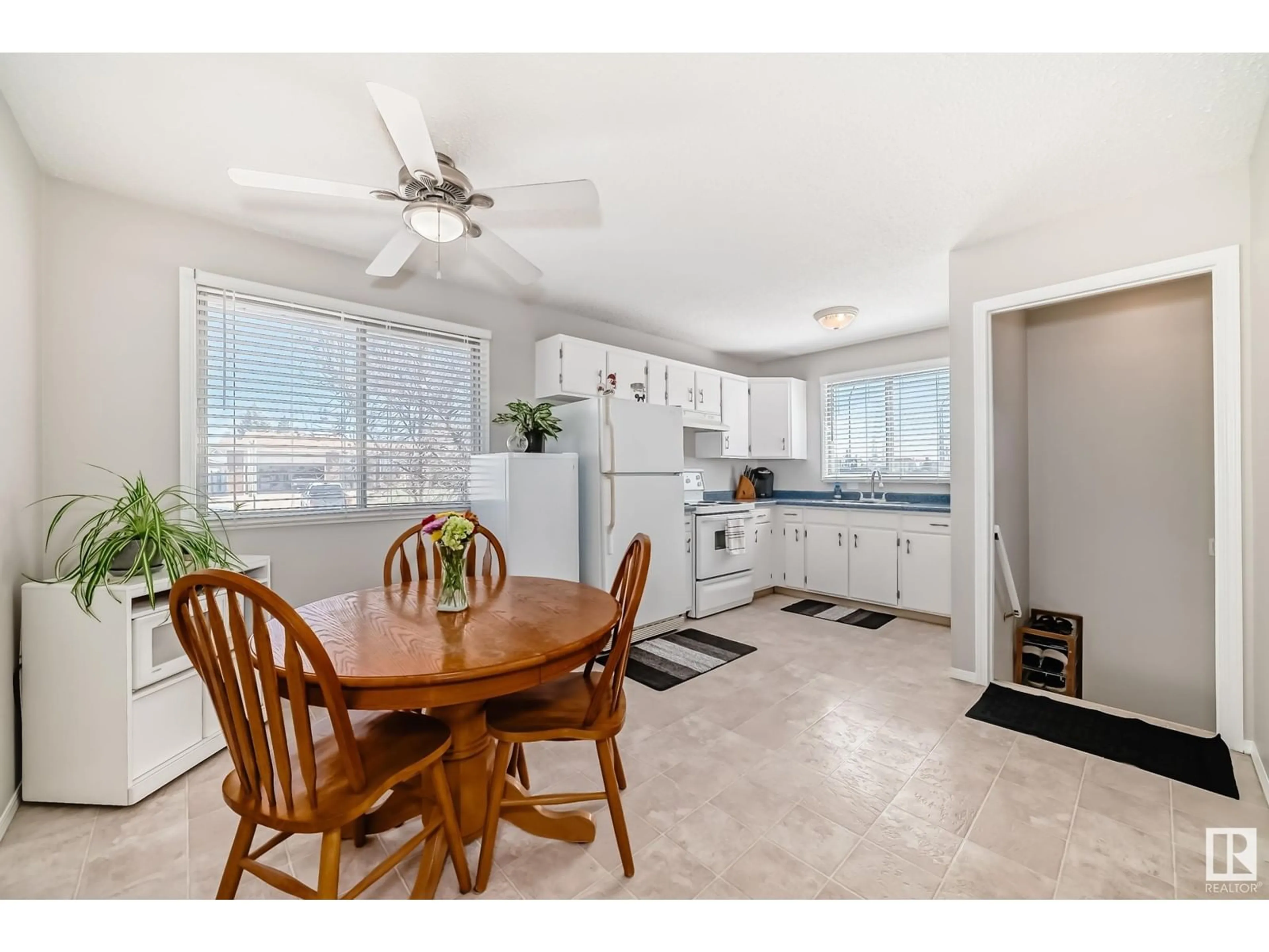 Open concept kitchen, unknown for 9202 84, Fort Saskatchewan Alberta T8L3N8