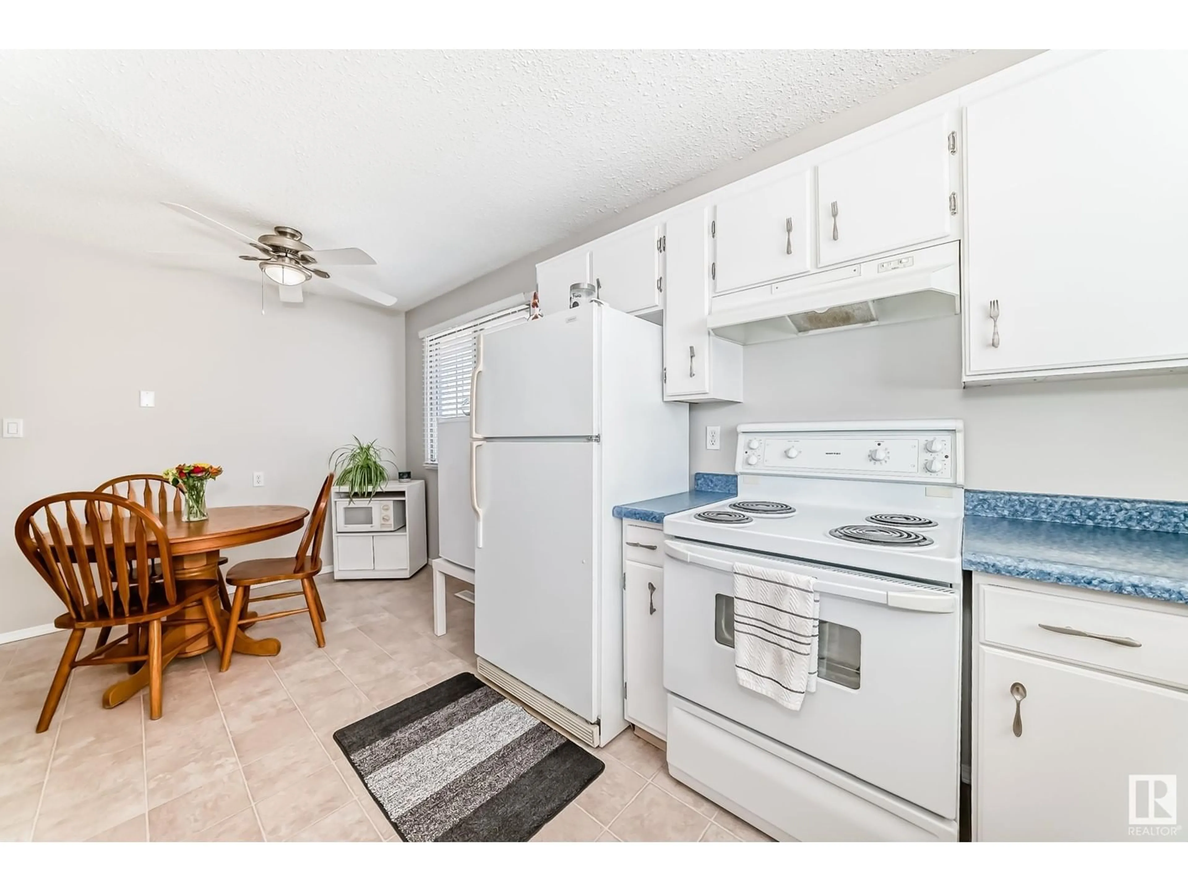 Standard kitchen, unknown for 9202 84, Fort Saskatchewan Alberta T8L3N8