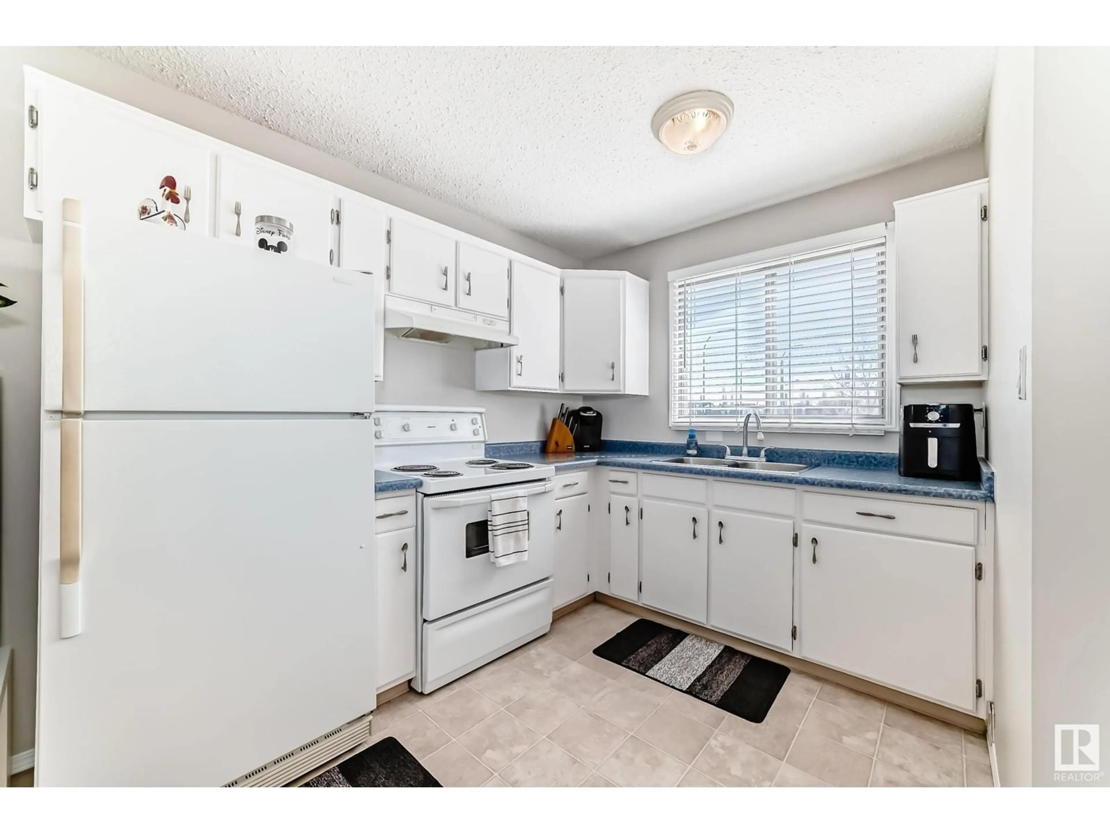 Standard kitchen, unknown for 9202 84, Fort Saskatchewan Alberta T8L3N8