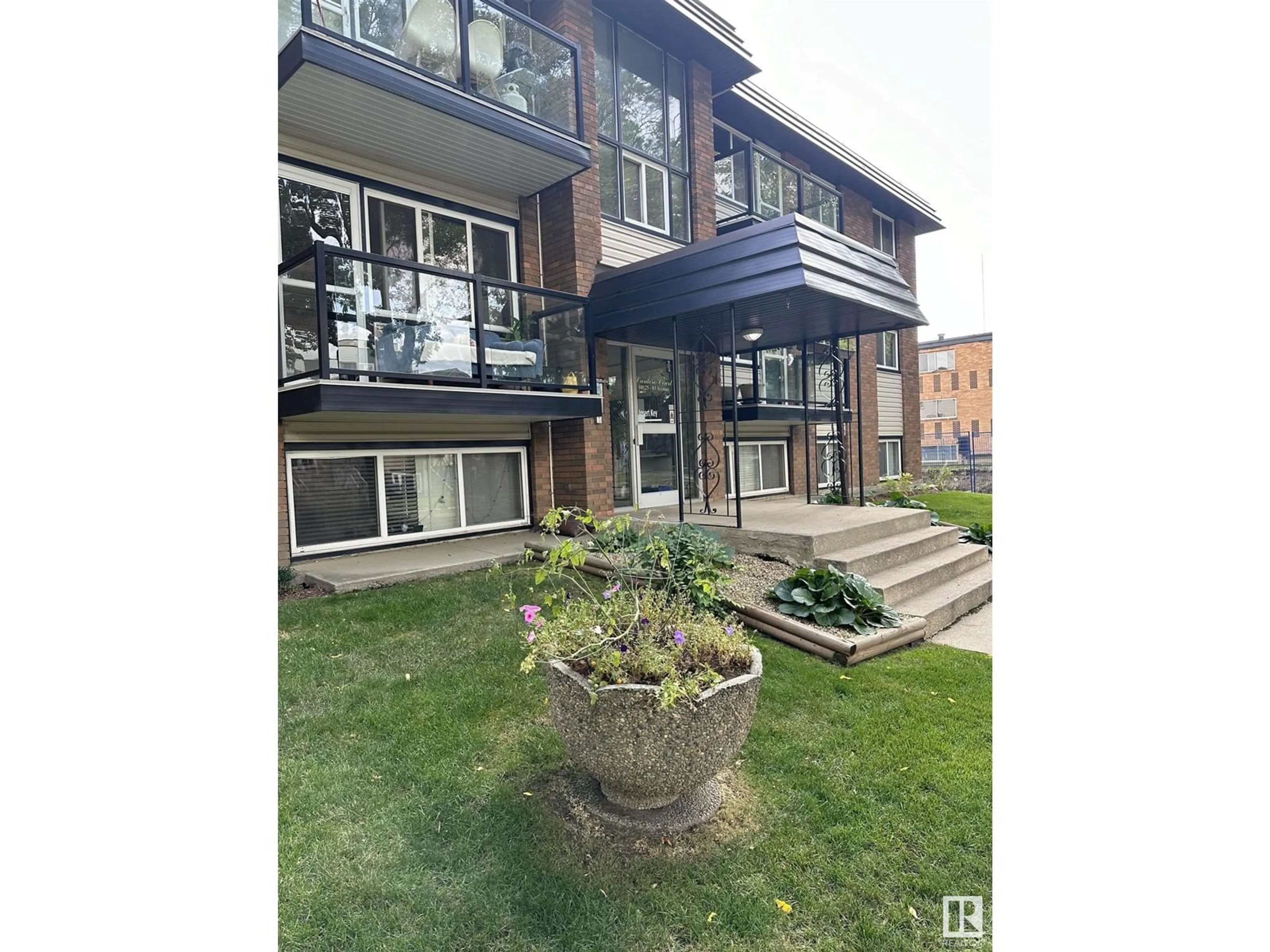 Patio, building for 106 10125 83 AV, Edmonton Alberta T6E2C5