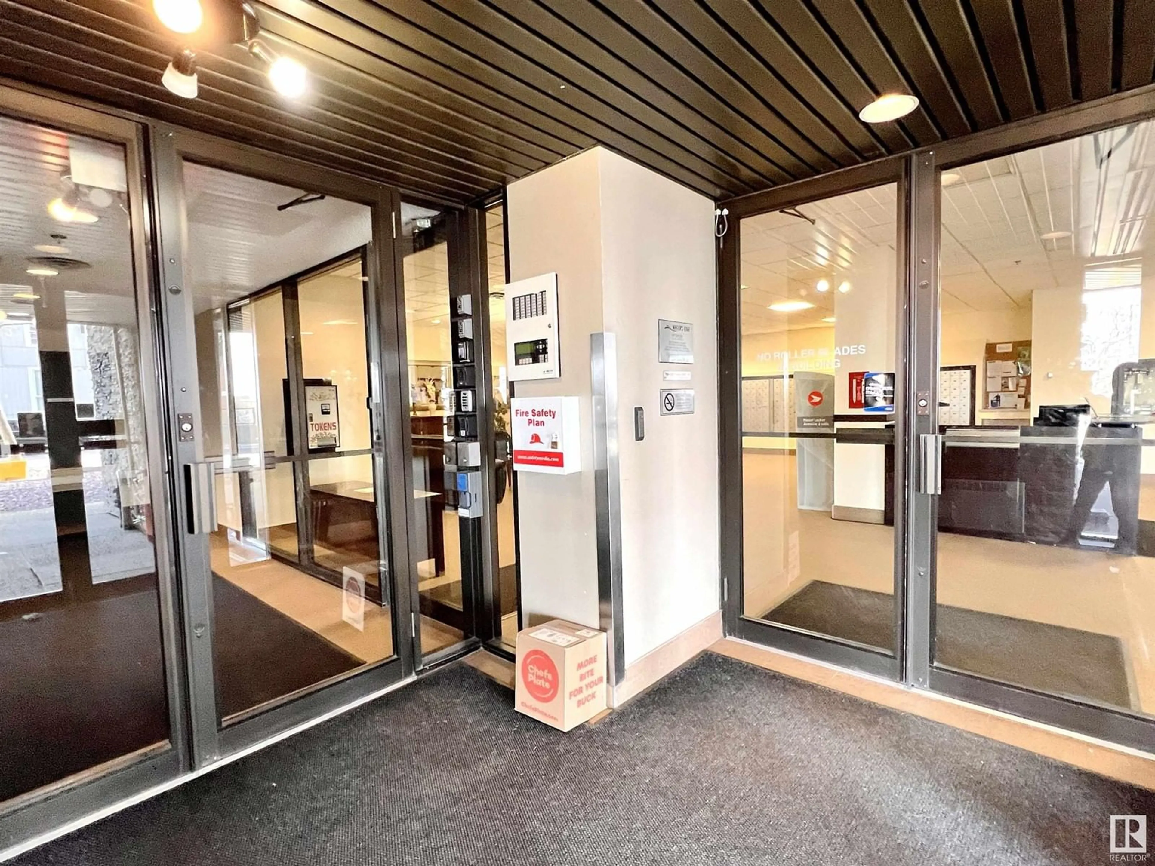 Indoor foyer for 10149 - 908 SASKATCHEWAN DR, Edmonton Alberta T6E6B6
