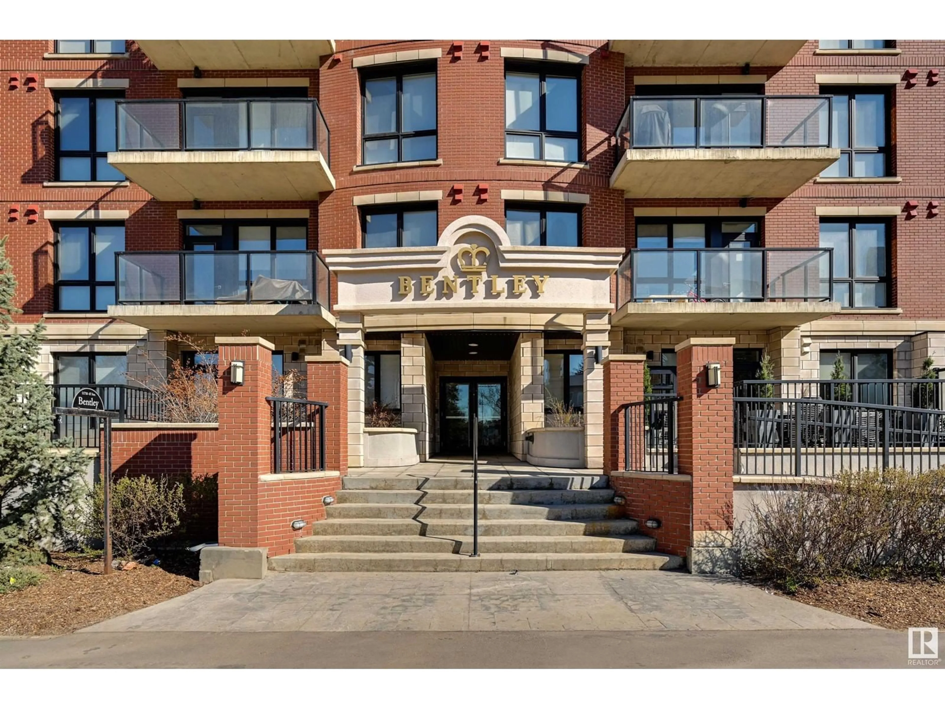 Indoor foyer for #104 - 11710 87 AV, Edmonton Alberta T6G0Y3