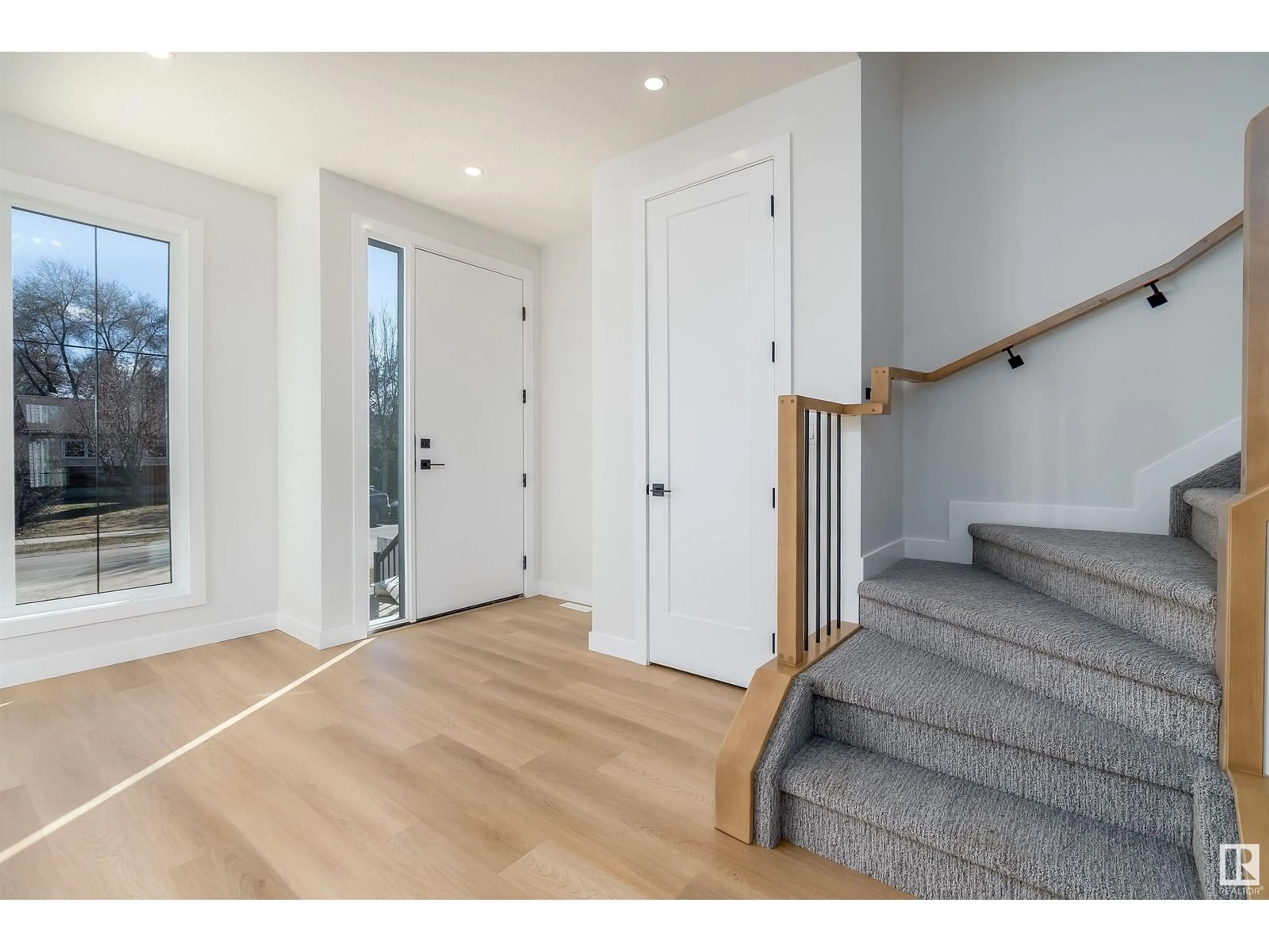 Indoor entryway for 9144 73 AV, Edmonton Alberta T6E1A6