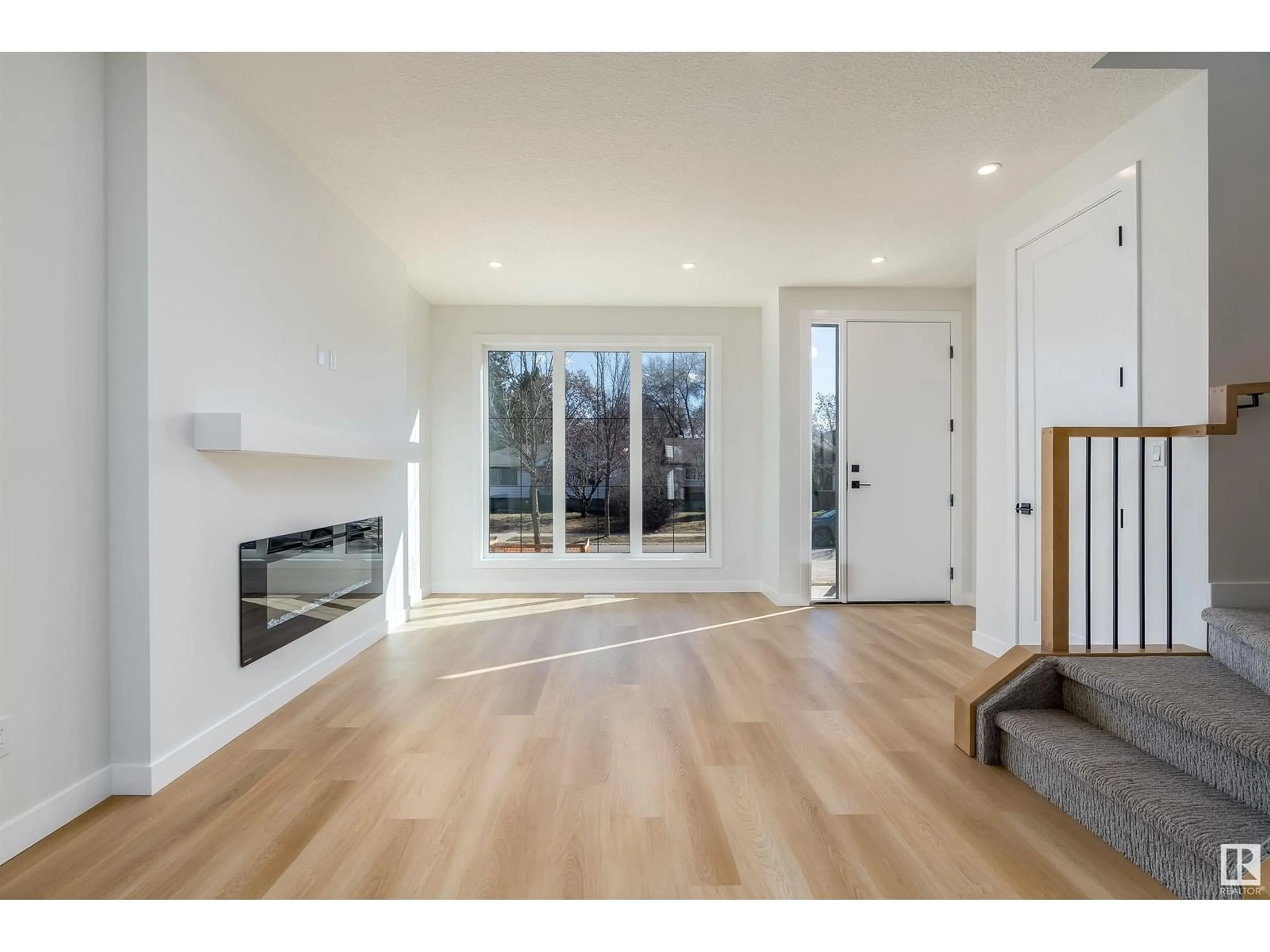 Indoor entryway for 9144 73 AV, Edmonton Alberta T6E1A6