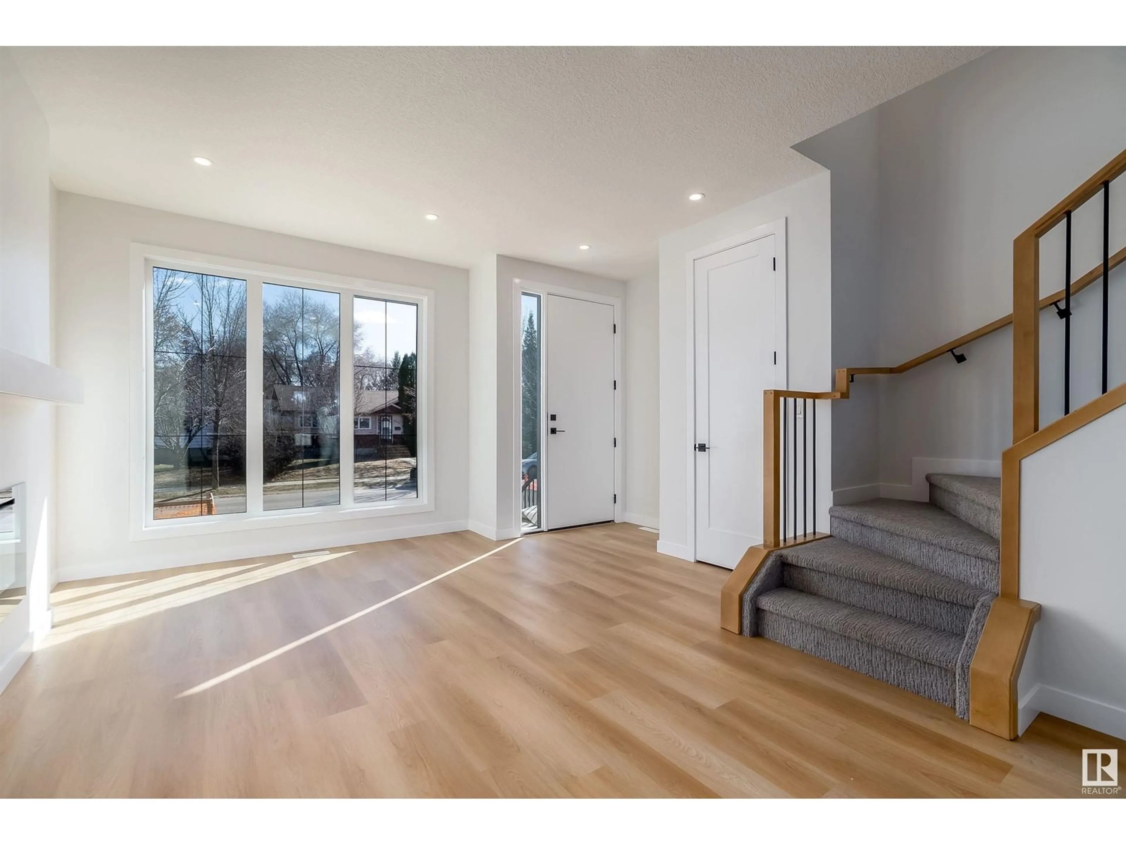 Indoor entryway for 9144 73 AV, Edmonton Alberta T6E1A6