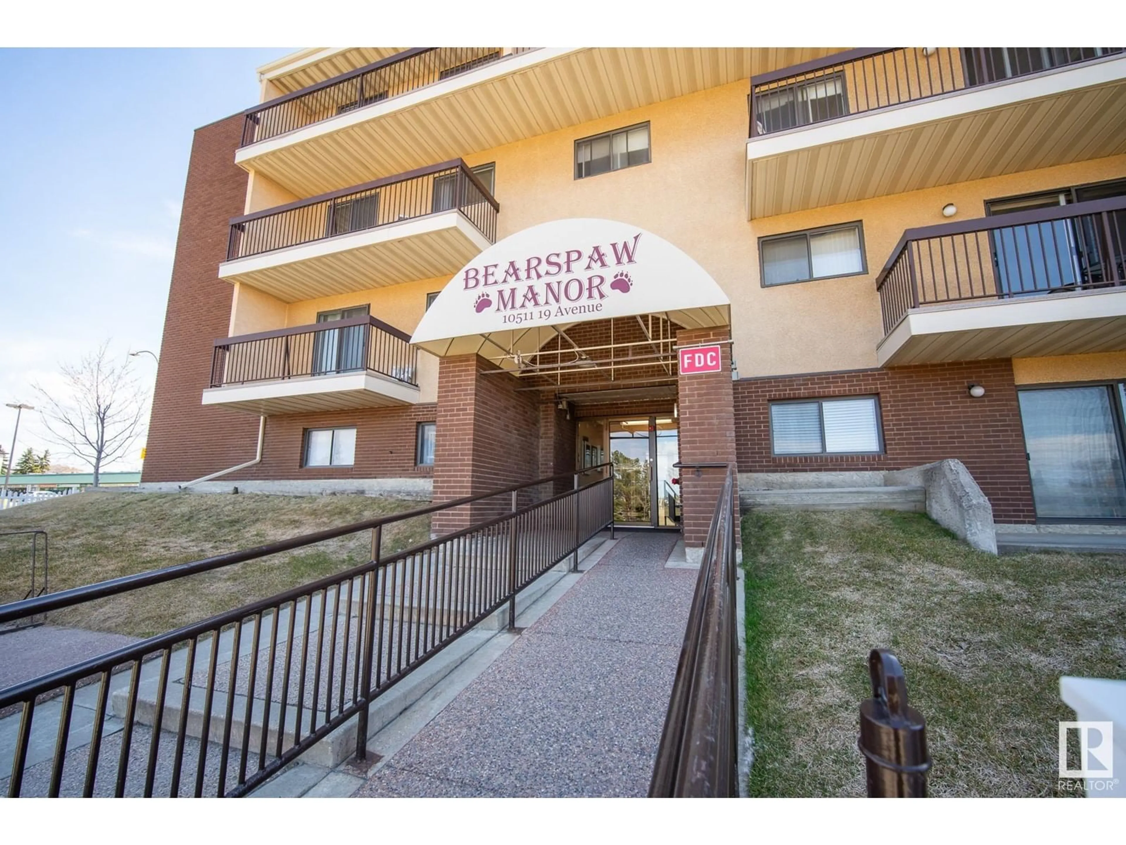 Indoor foyer for 216 - 10511 19 AV, Edmonton Alberta T6J5S8