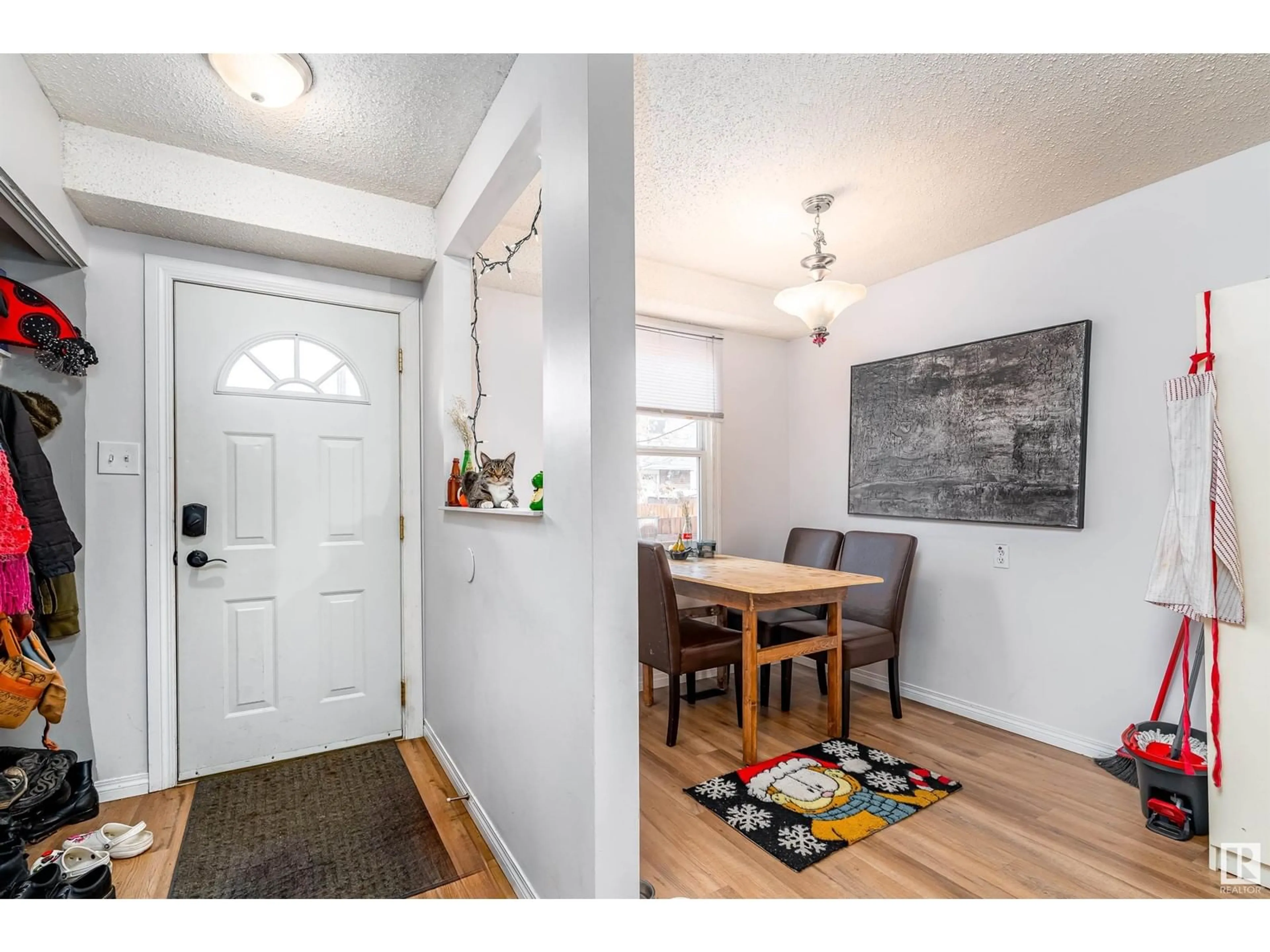 Indoor entryway for 45 WILLOWDALE PL, Edmonton Alberta T5T1Z4