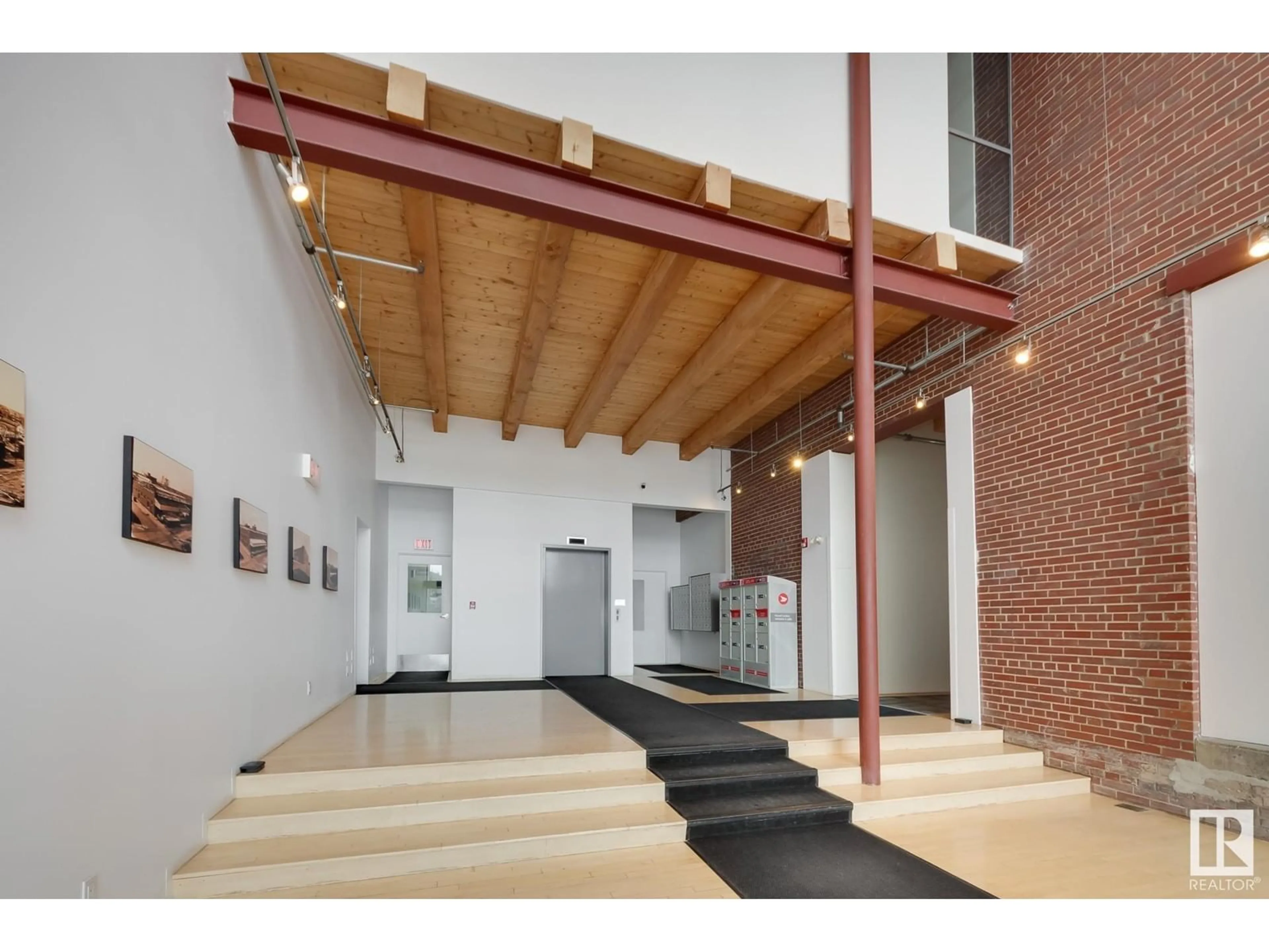 Indoor foyer for 218 - 10309 107 ST, Edmonton Alberta T5J1K3