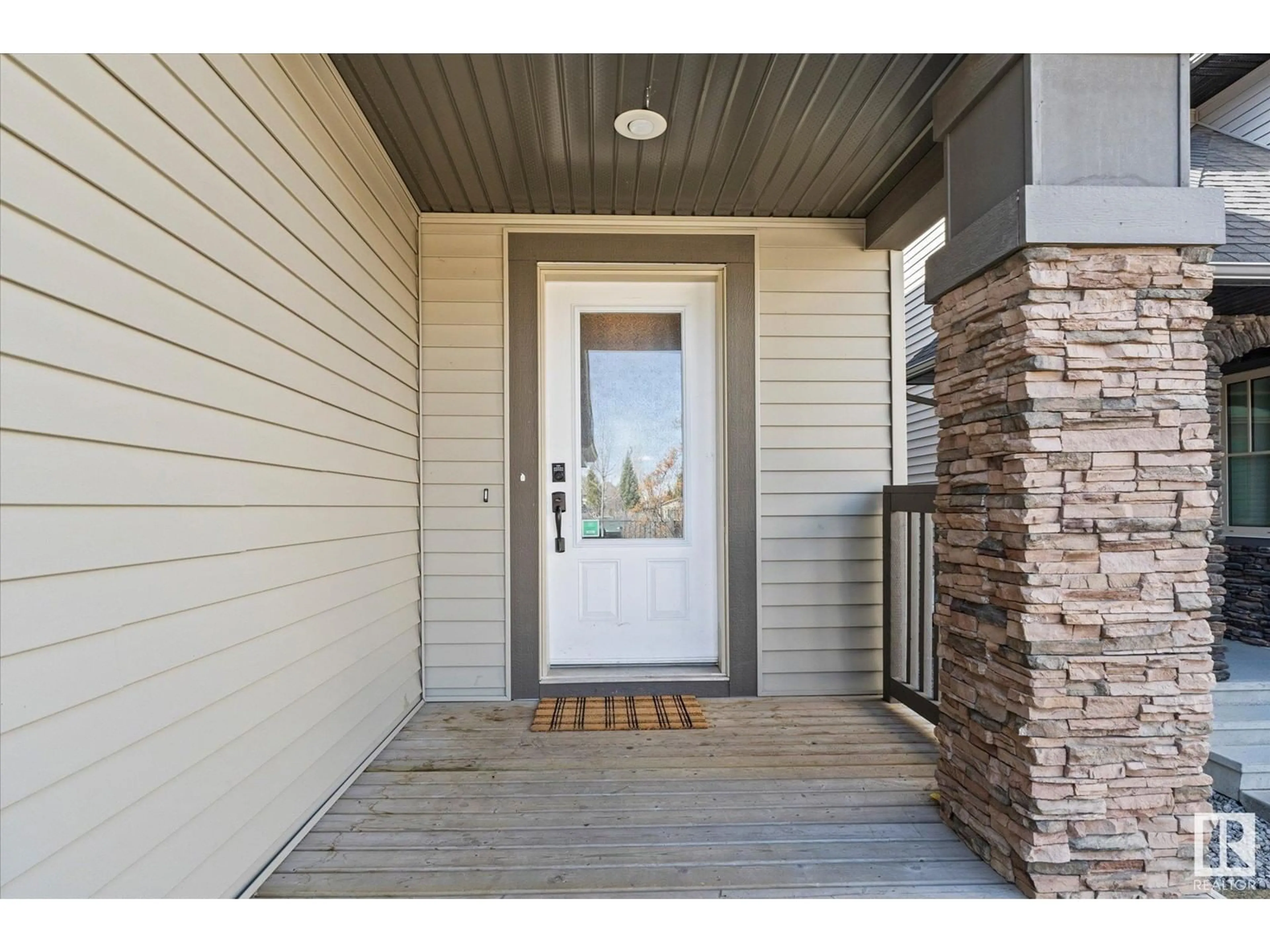Indoor entryway for 2003 AINSLIE LINK, Edmonton Alberta T6W2M1