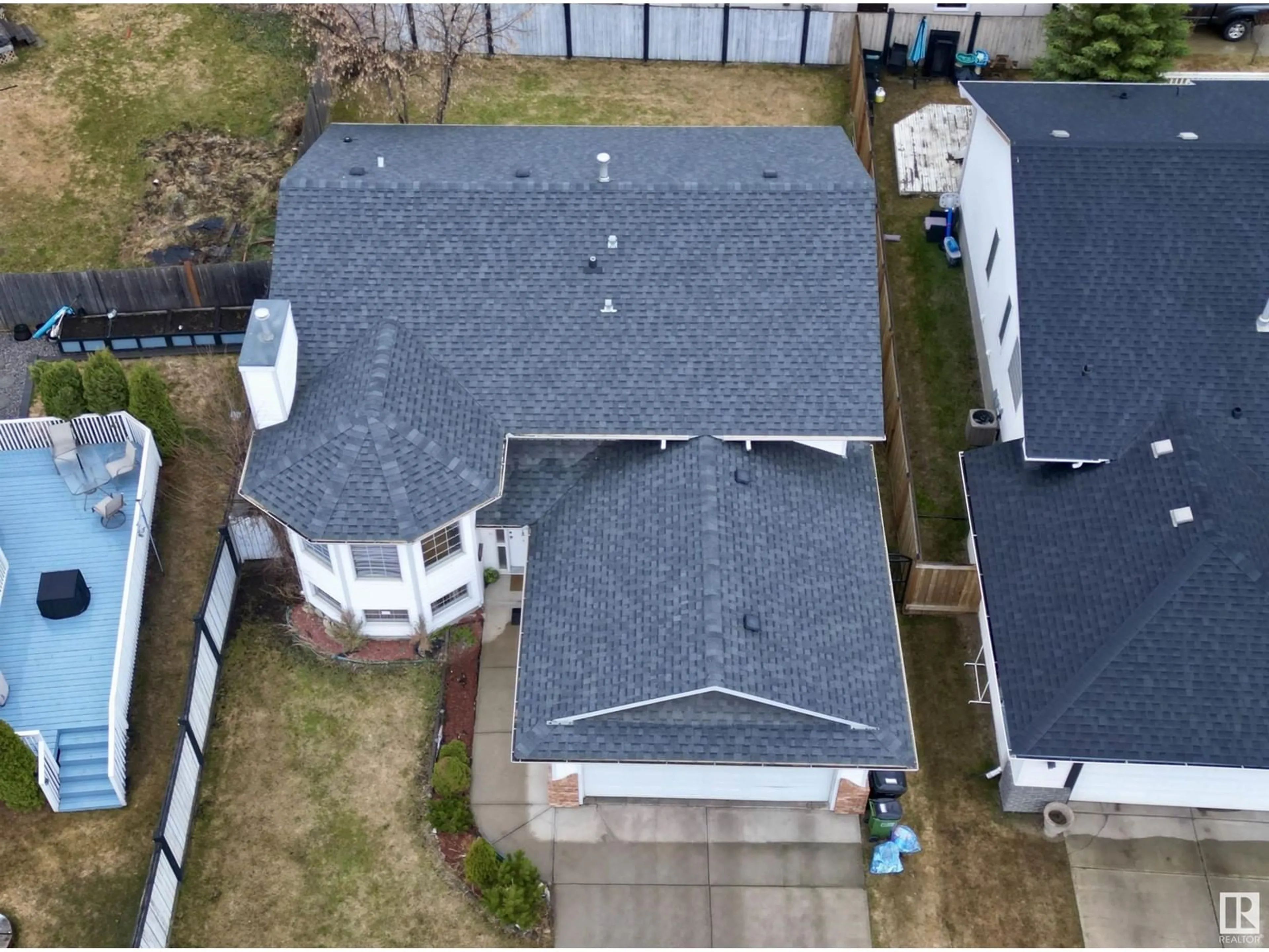 A pic from outside/outdoor area/front of a property/back of a property/a pic from drone, street for 3828 41 ST, Edmonton Alberta T6L6R5
