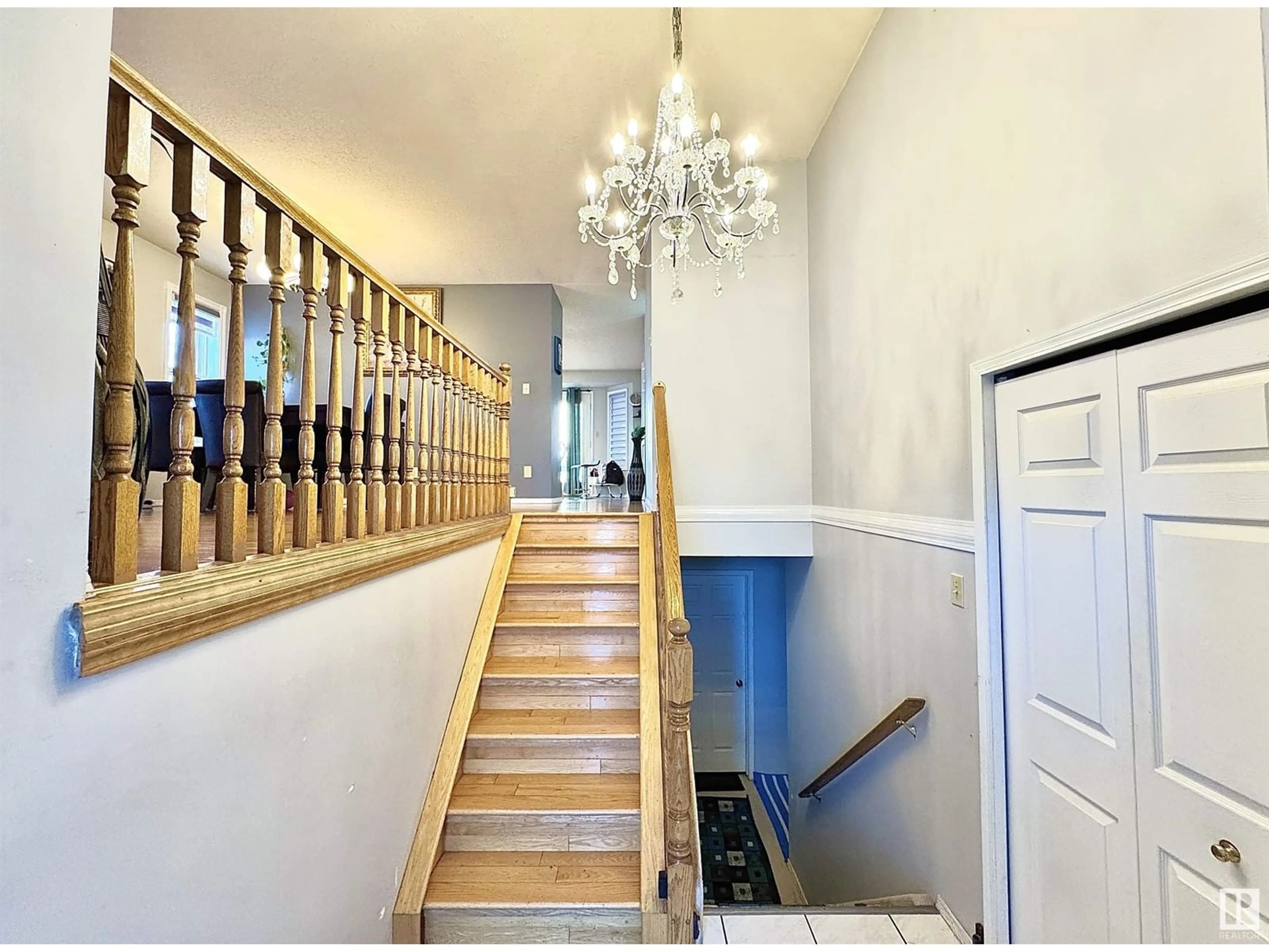 Indoor foyer for 3828 41 ST, Edmonton Alberta T6L6R5