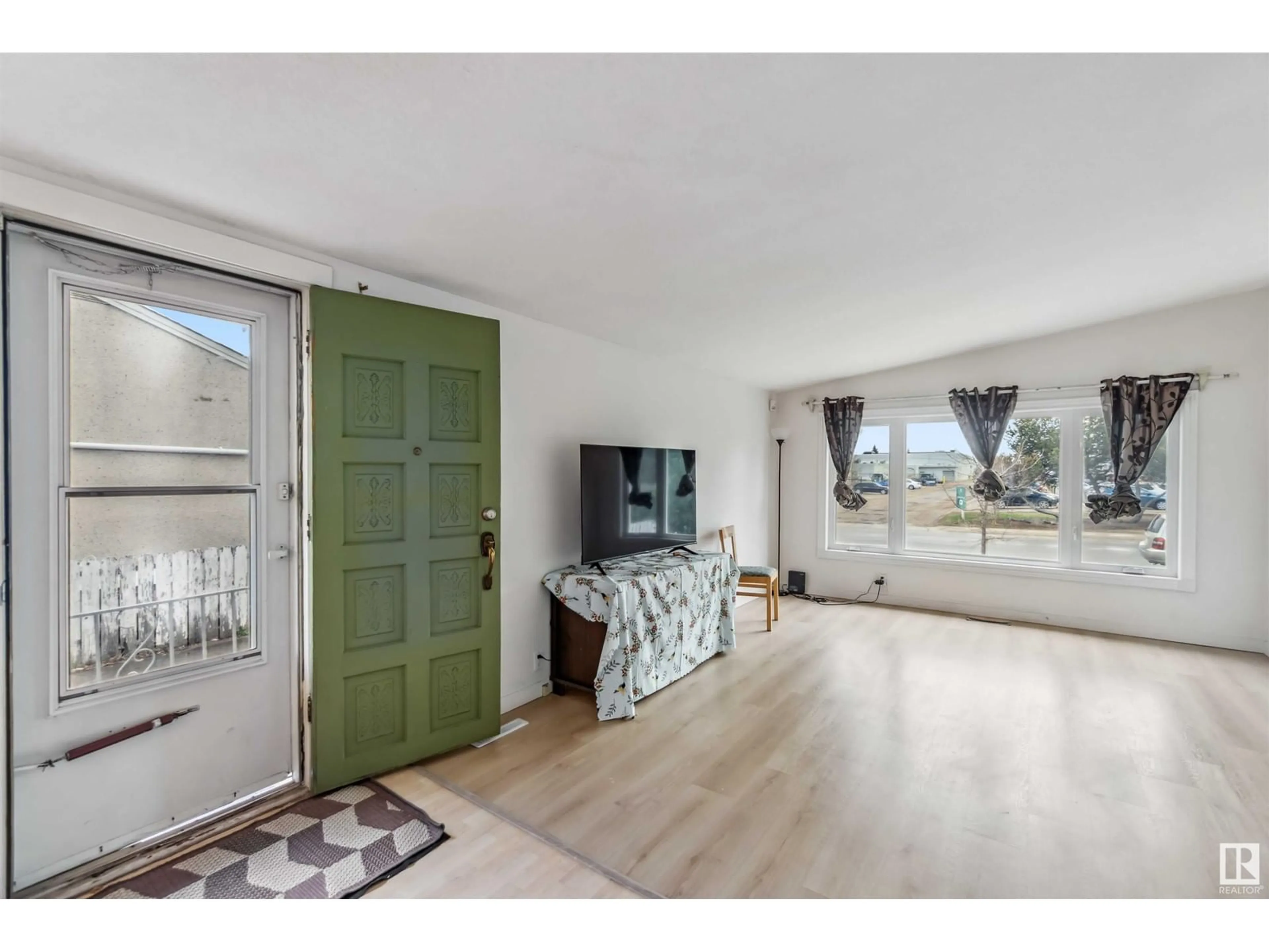 Indoor entryway for 16314 96A AV, Edmonton Alberta T5P0E5