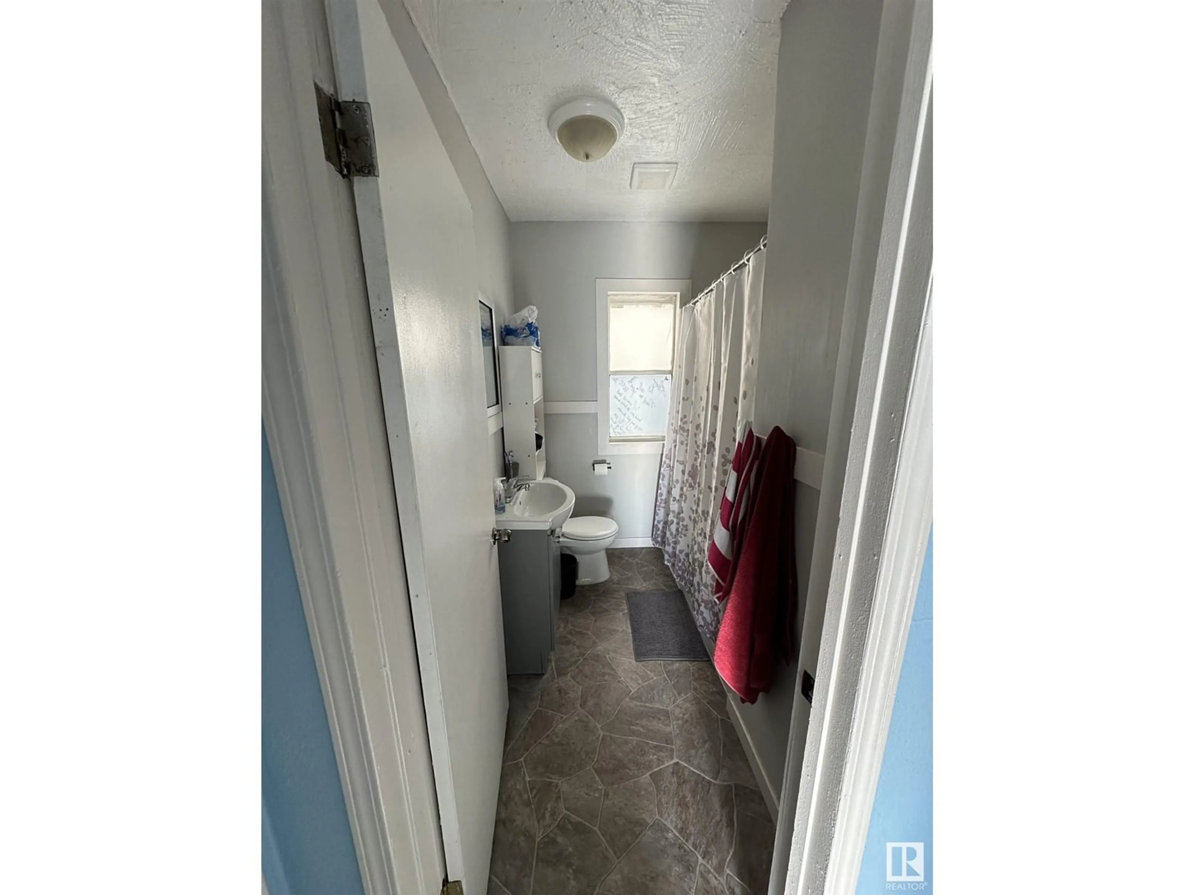 A pic of a room for 9546 108A AV NW, Edmonton Alberta T5H1C1