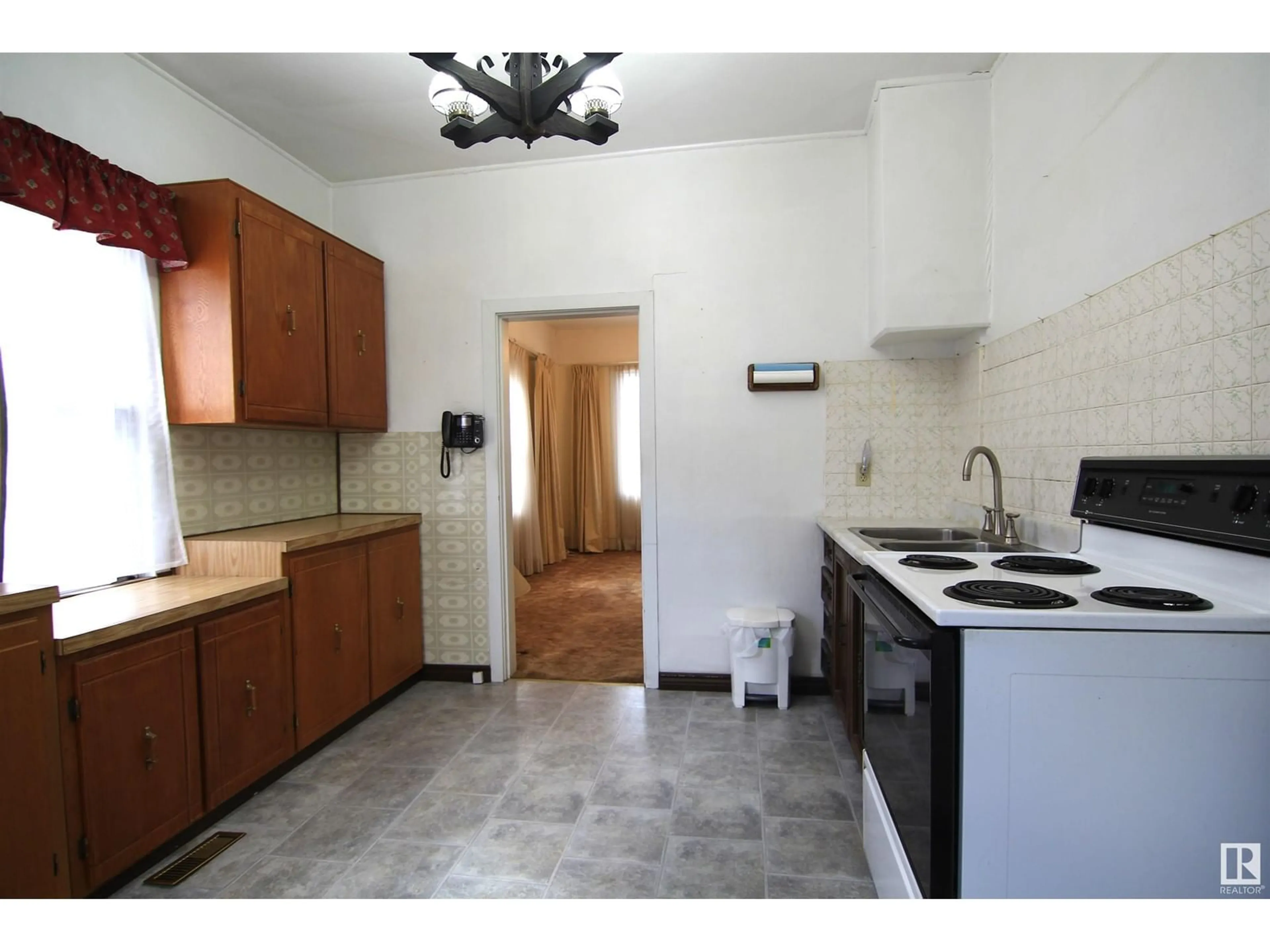 Standard kitchen, unknown for 11331 92 ST, Edmonton Alberta T5G0Z4