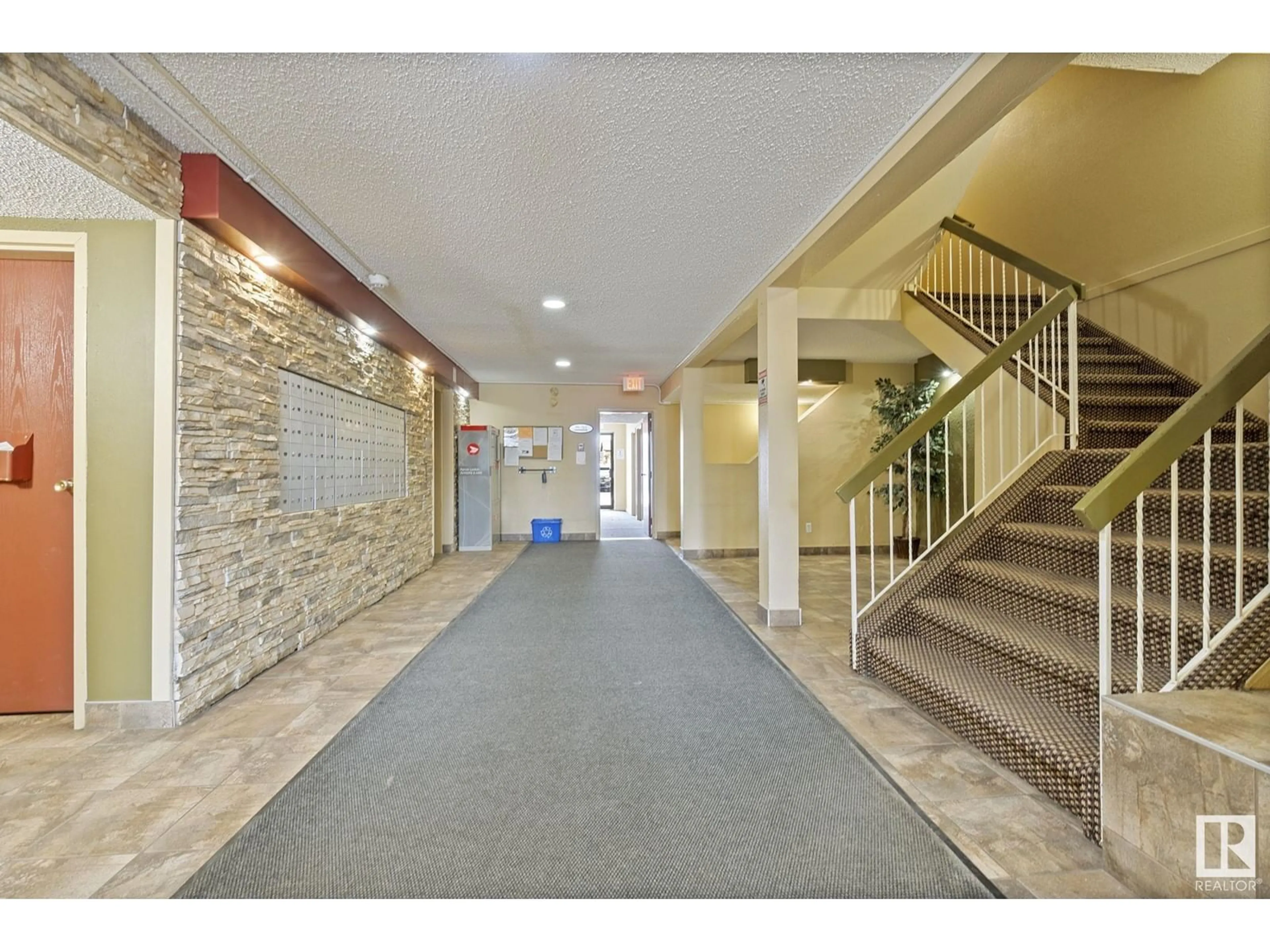 Indoor foyer for 111 - 3610 43 AVE, Edmonton Alberta T6L5T2