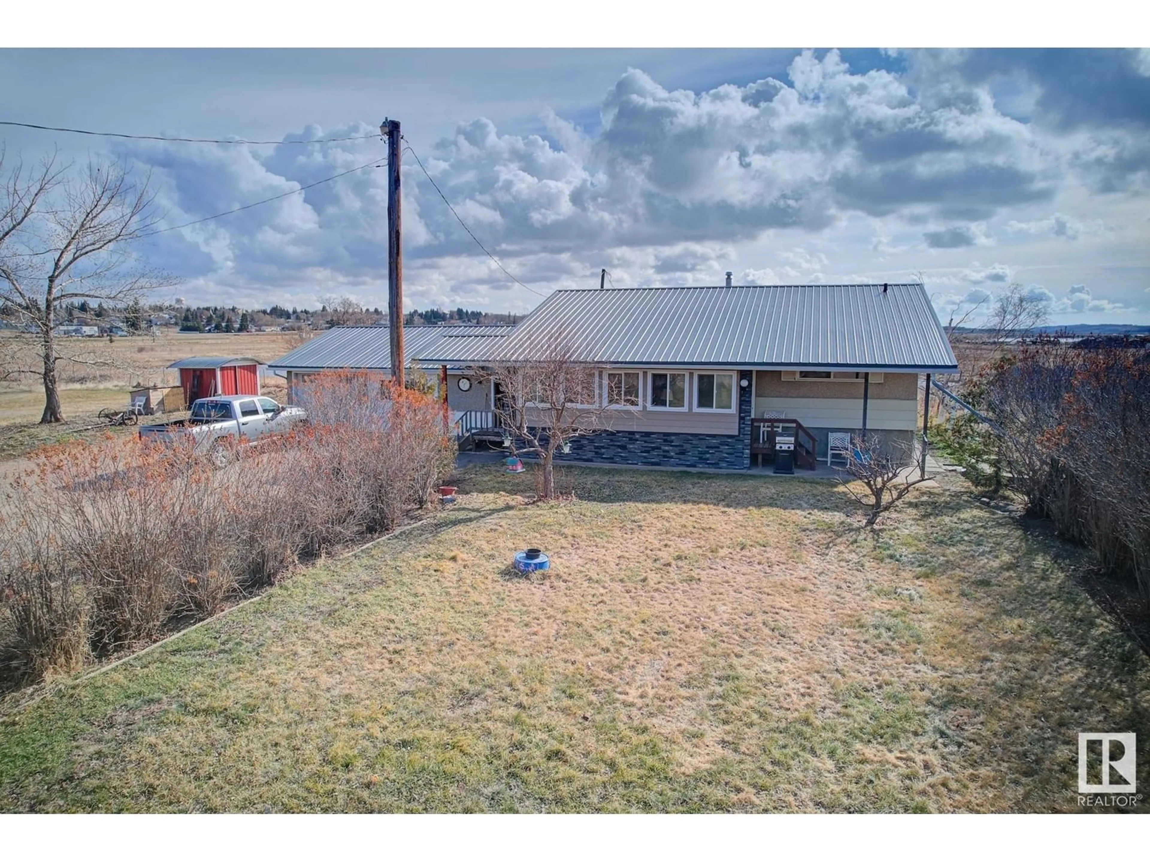 A pic from outside/outdoor area/front of a property/back of a property/a pic from drone, building for 545019 HIWAY 36, Rural Two Hills County Alberta T0B4K0