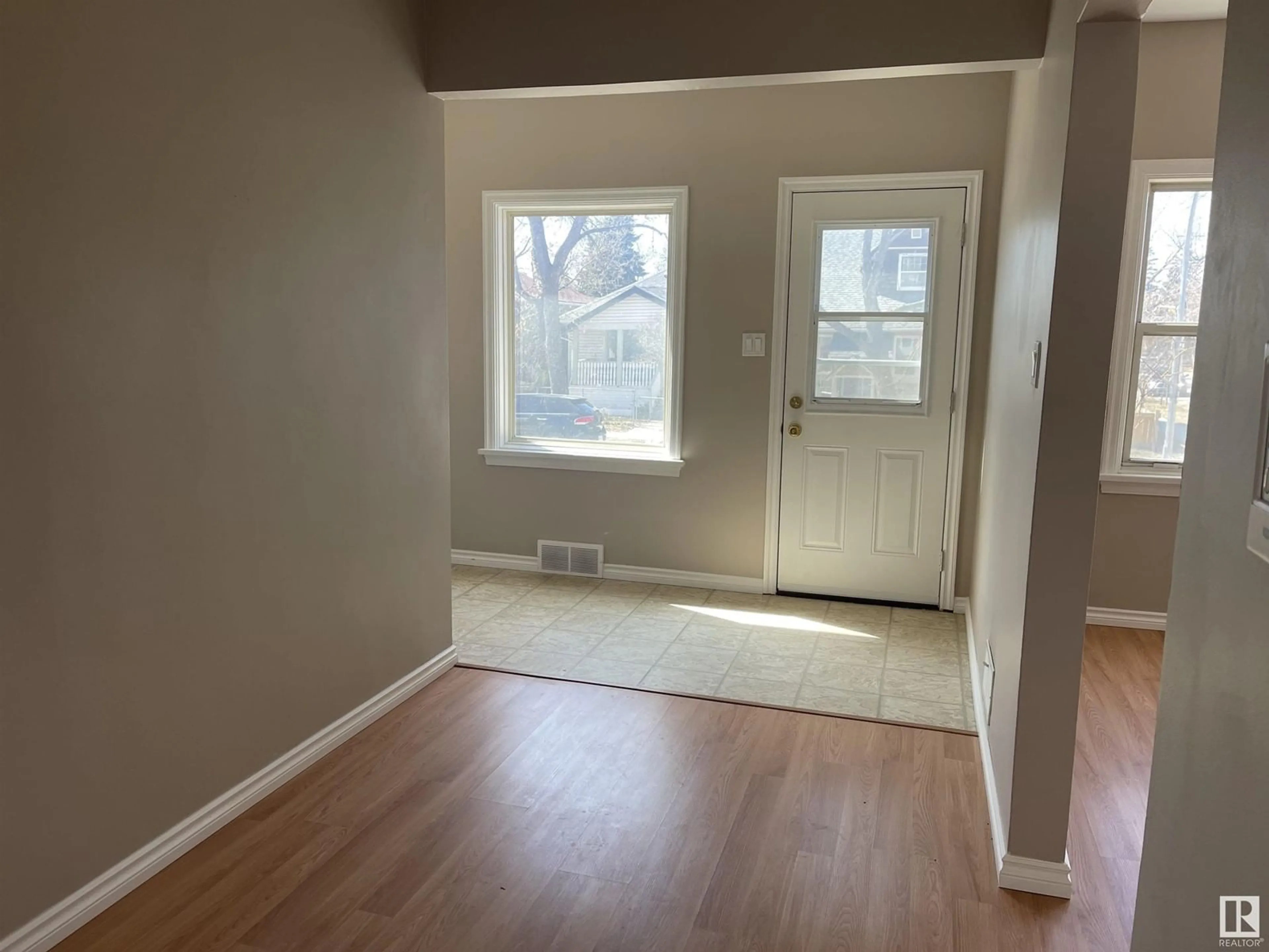 Indoor entryway for 11161 96 ST, Edmonton Alberta T5G1S8