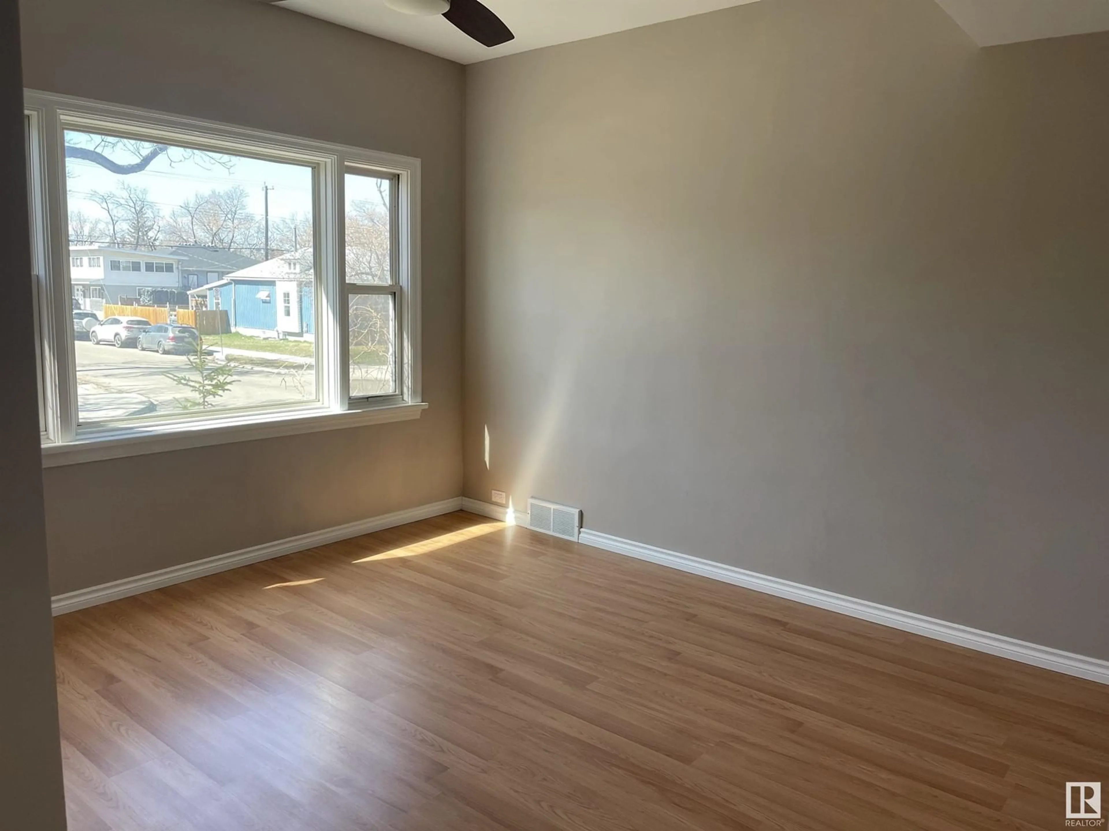 A pic of a room for 11161 96 ST, Edmonton Alberta T5G1S8